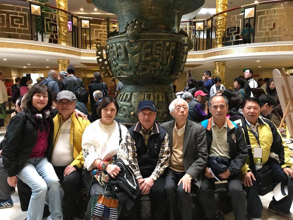 王雪紅（左3）為高雄3大家族王家的子孫，接手家族影城事業與電影界人士私交頗好。（翻攝網路）
