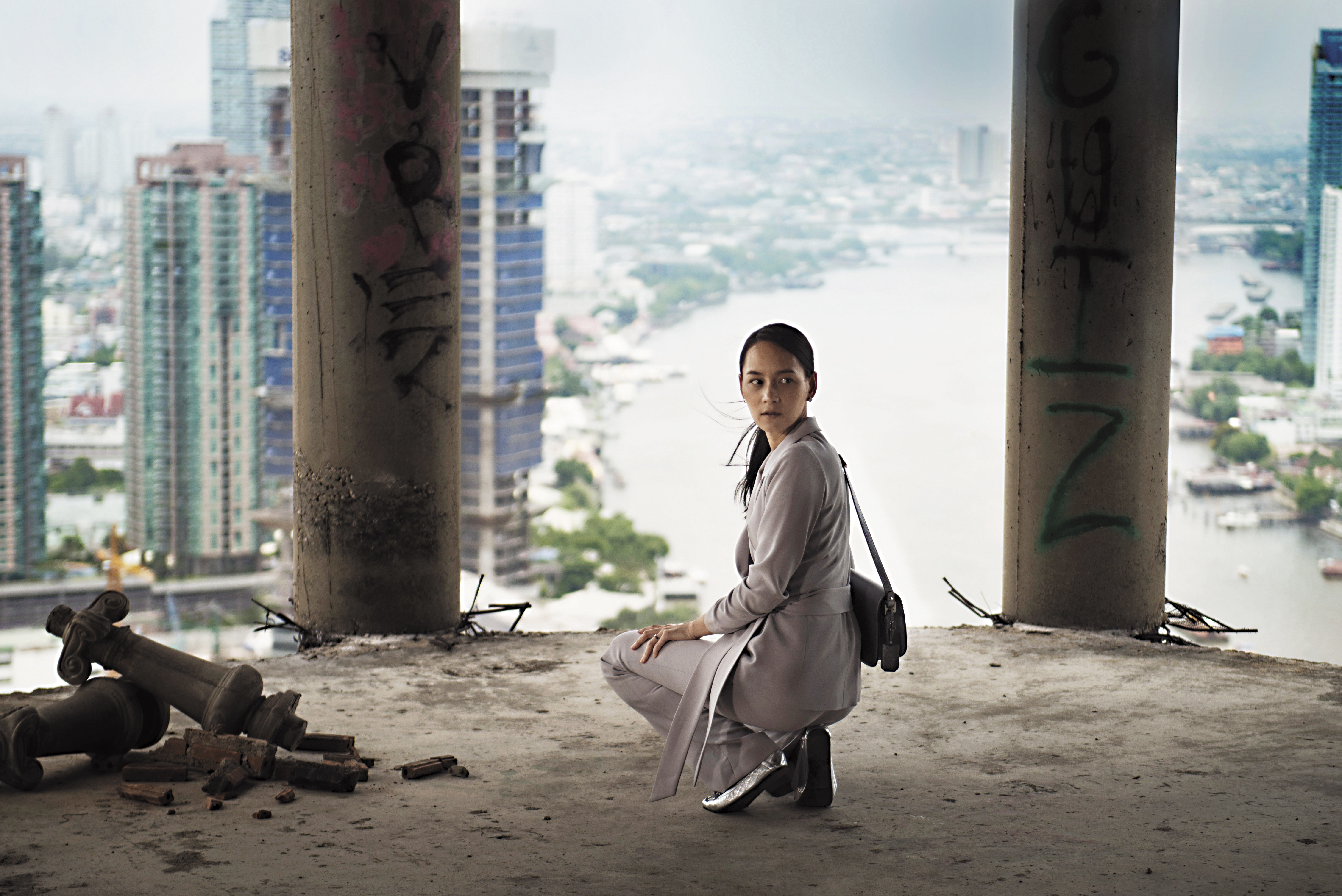 《屍約》在曼谷廢棄的鬼樓拍攝，女主角必須在荒廢又危險的大樓邊緣拍片。（威視提供）