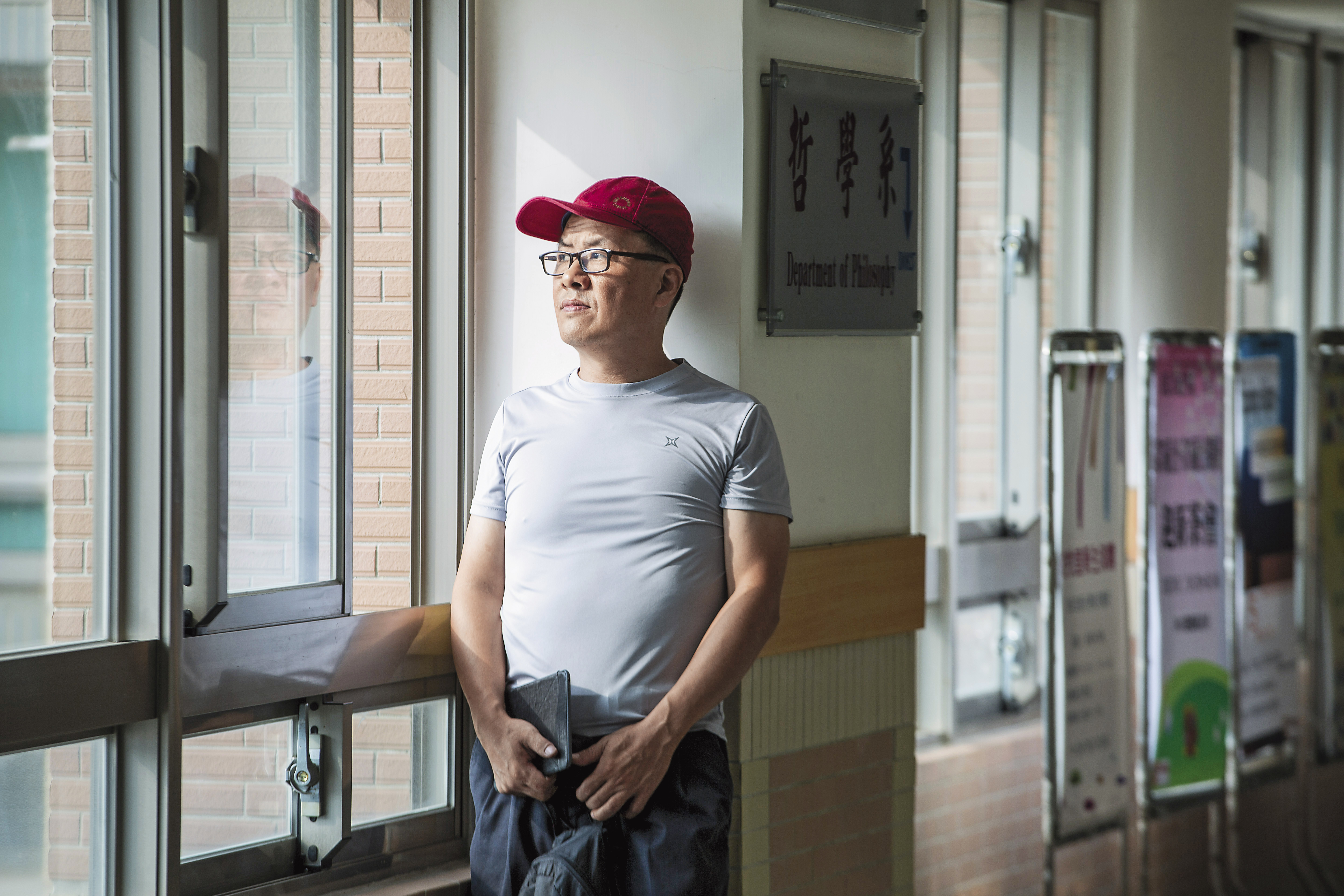 重回東吳大學哲學系，系辦搬到新的大樓，馬景珊沿途不斷拍照記錄，心情顯得舒朗。但遠望操場時，他又顯露一絲落寞，彷彿遺憾當年無法完成學業。