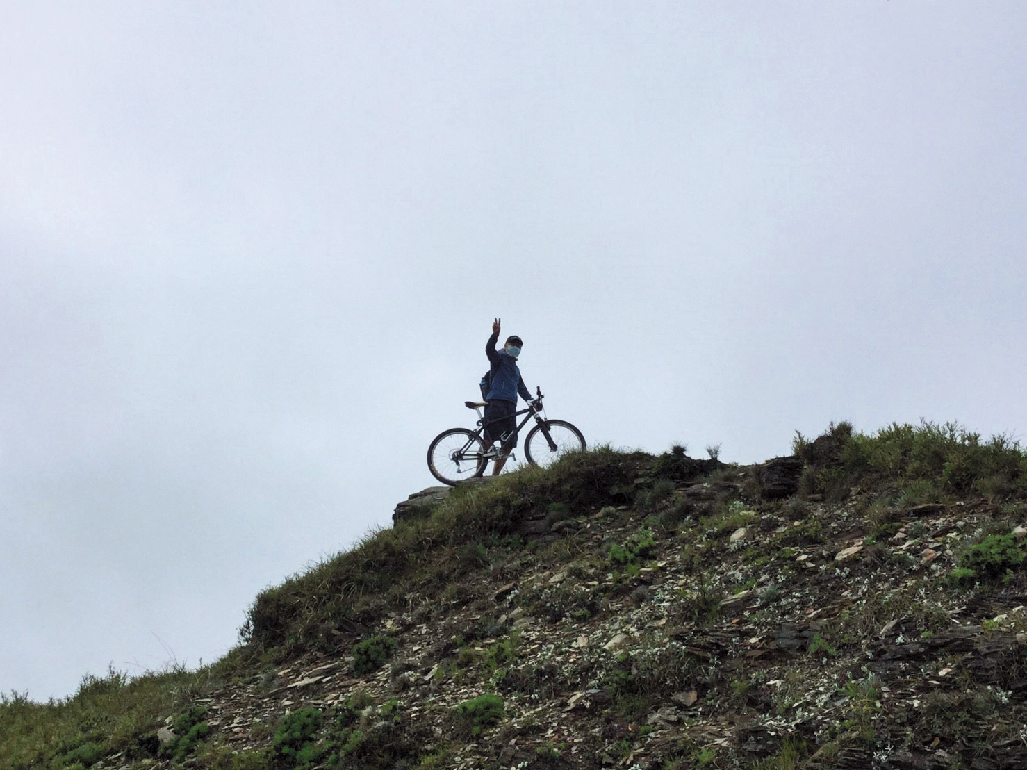 年少時,馬景珊是越野車隊隊長。如今他仍喜好騎車,為了拍下這張自拍照,他將相機設定倒數15秒,氣喘吁吁衝上山巔,才順利拍下照片。(馬景珊提供)