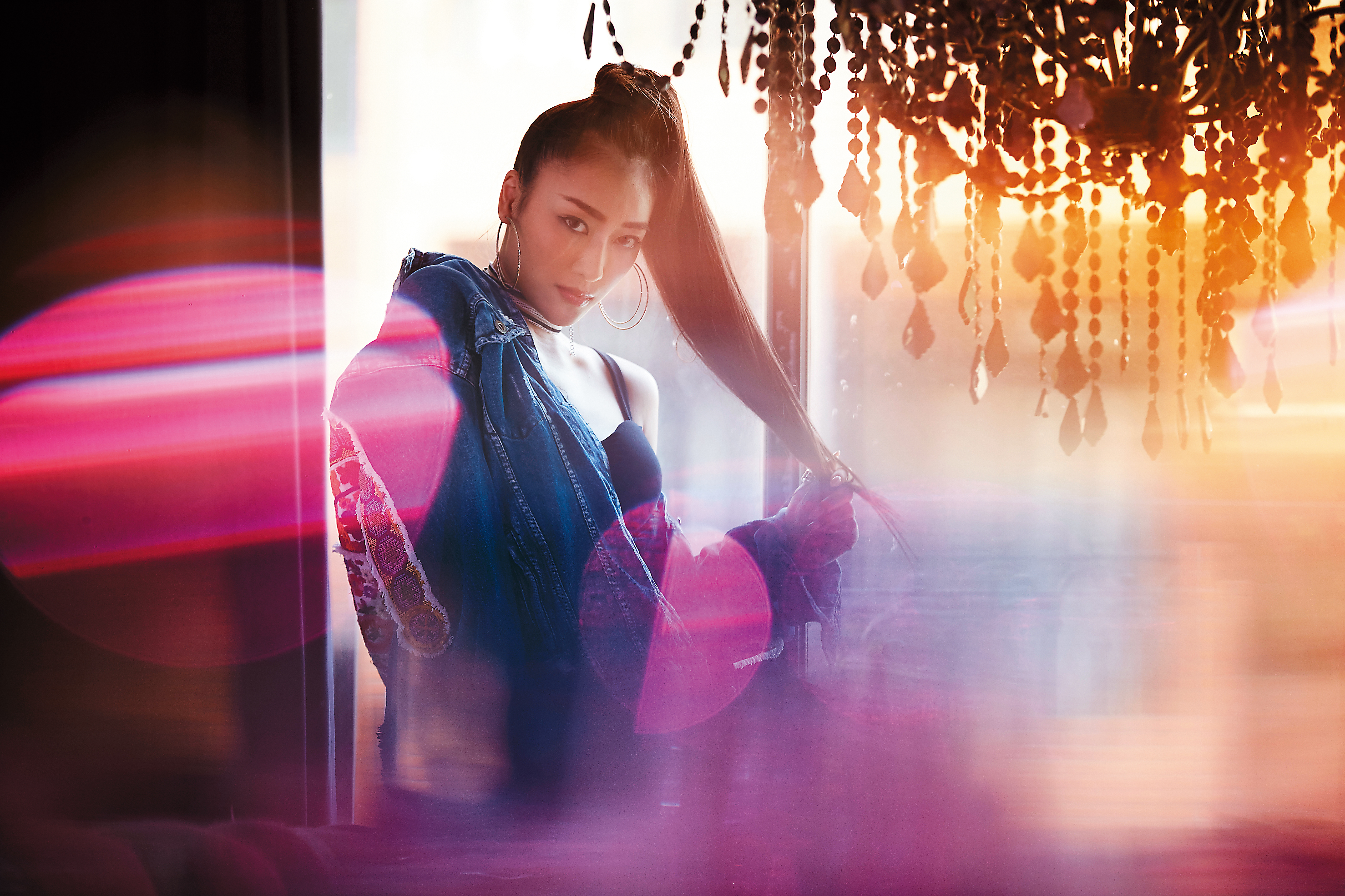 秦宇子有著東方冷豔的臉孔，但是移民美國的她講話十足爽朗。