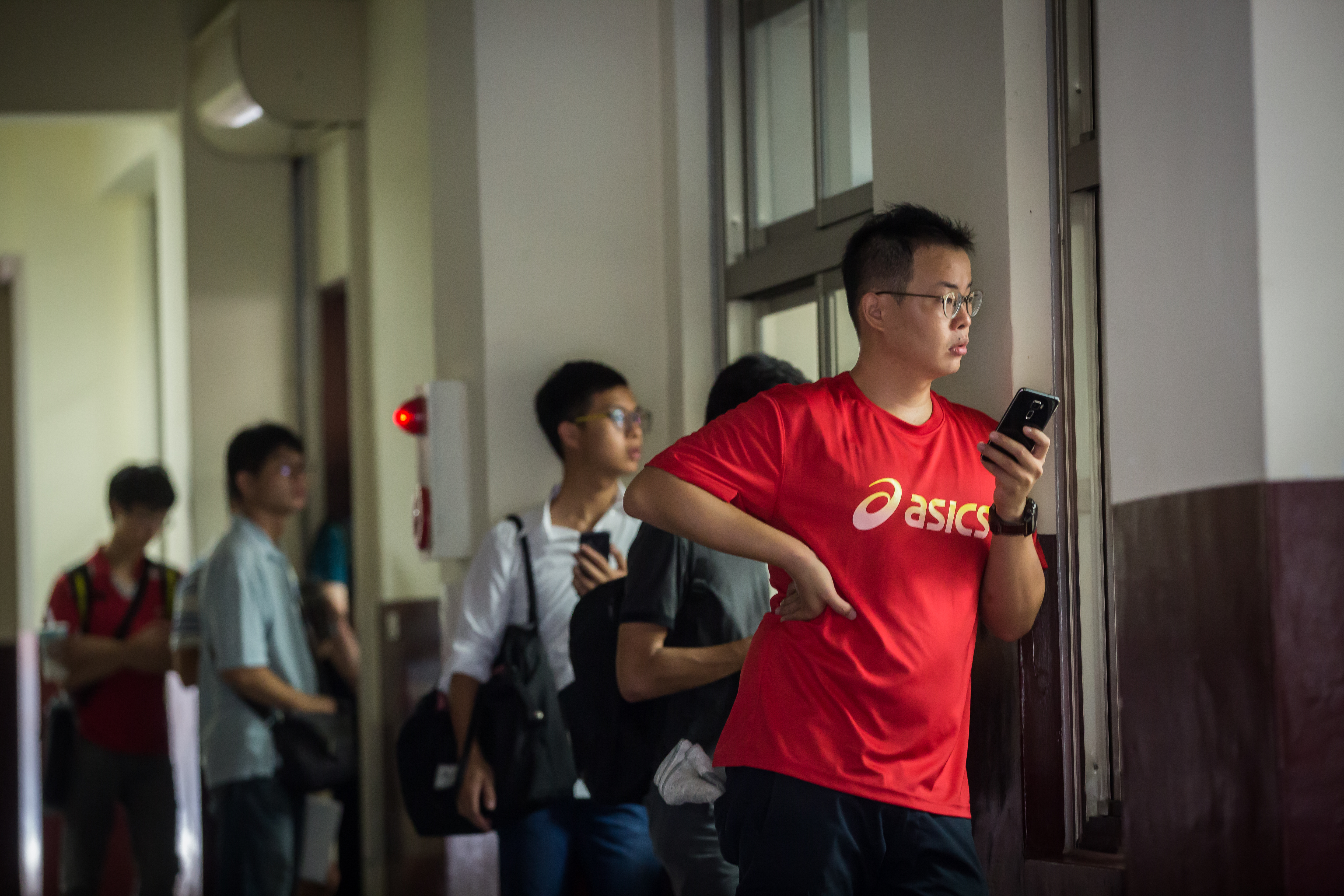 晚到的學生搶不到座位,寧願站在走廊,也要聽李錫錕的課。