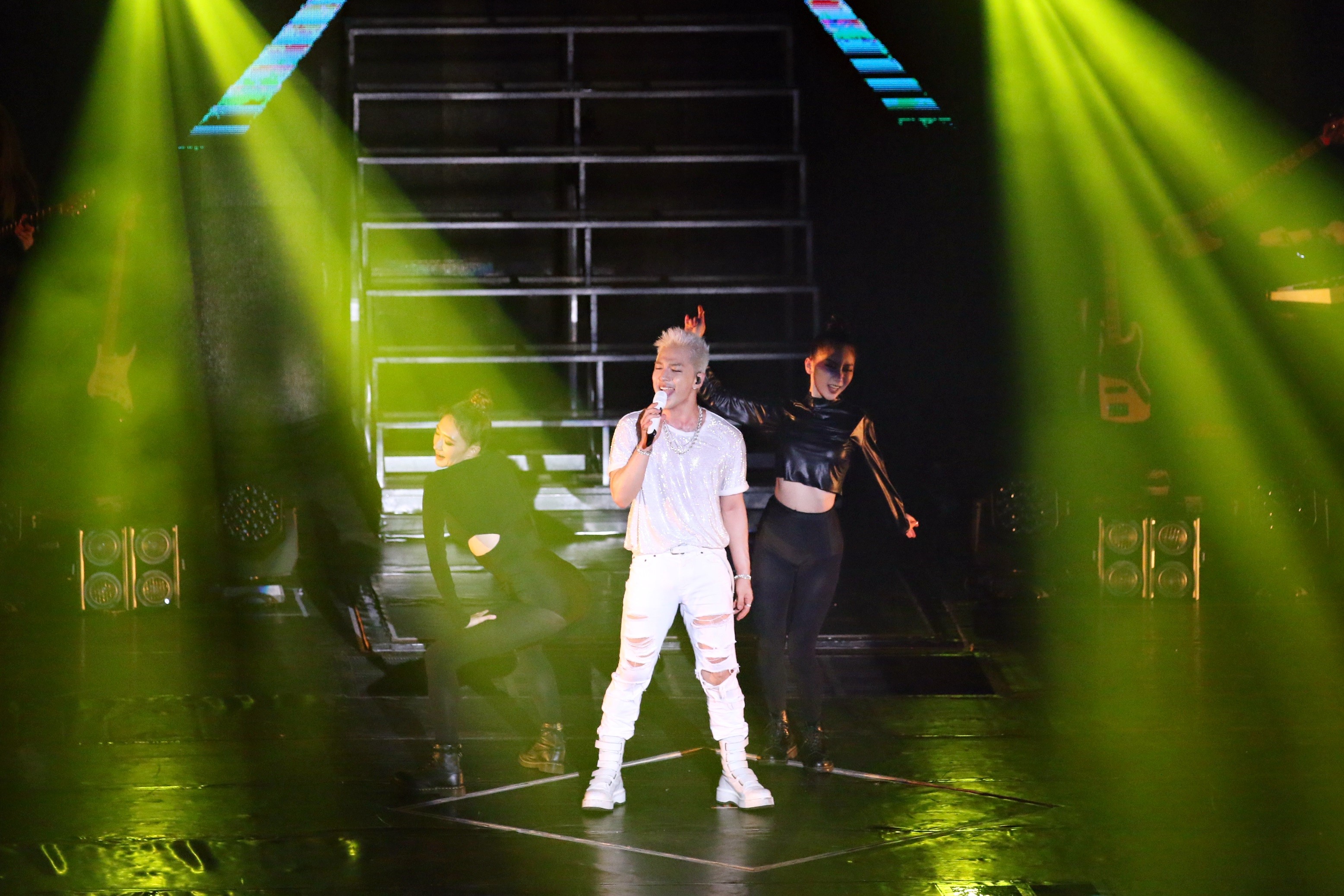 太陽的精彩演出，讓馬來西亞粉絲也瘋狂。後來他白色T恤被汗水濕透，不但露出結實的肌肉，還微微露點。（iMe提供）