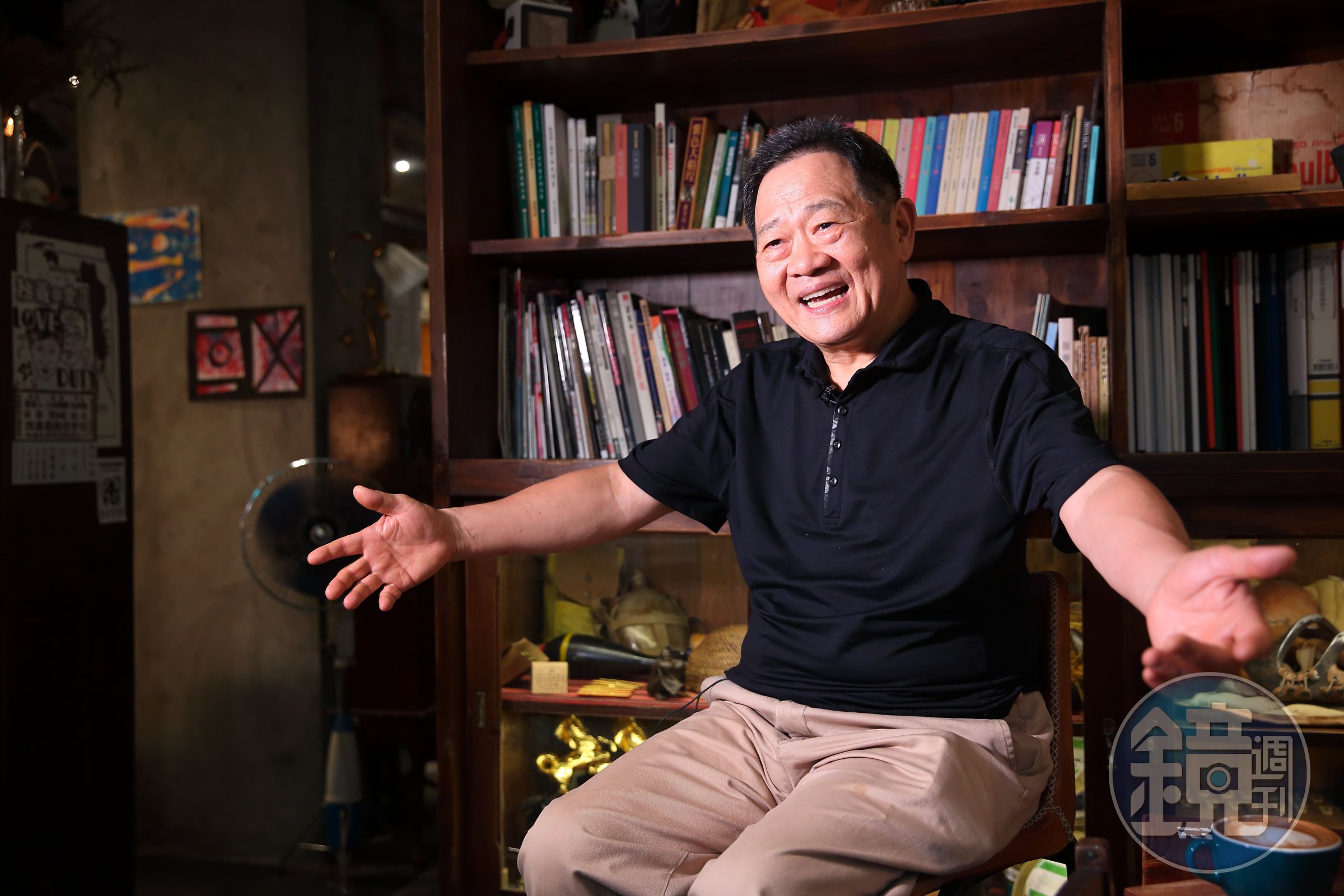 李錫錕赴美攻讀博士時，正值反越戰的解放期，對照台灣正值戒嚴時期，他的身體住進超人，想改變家鄉的正義感很濃烈。