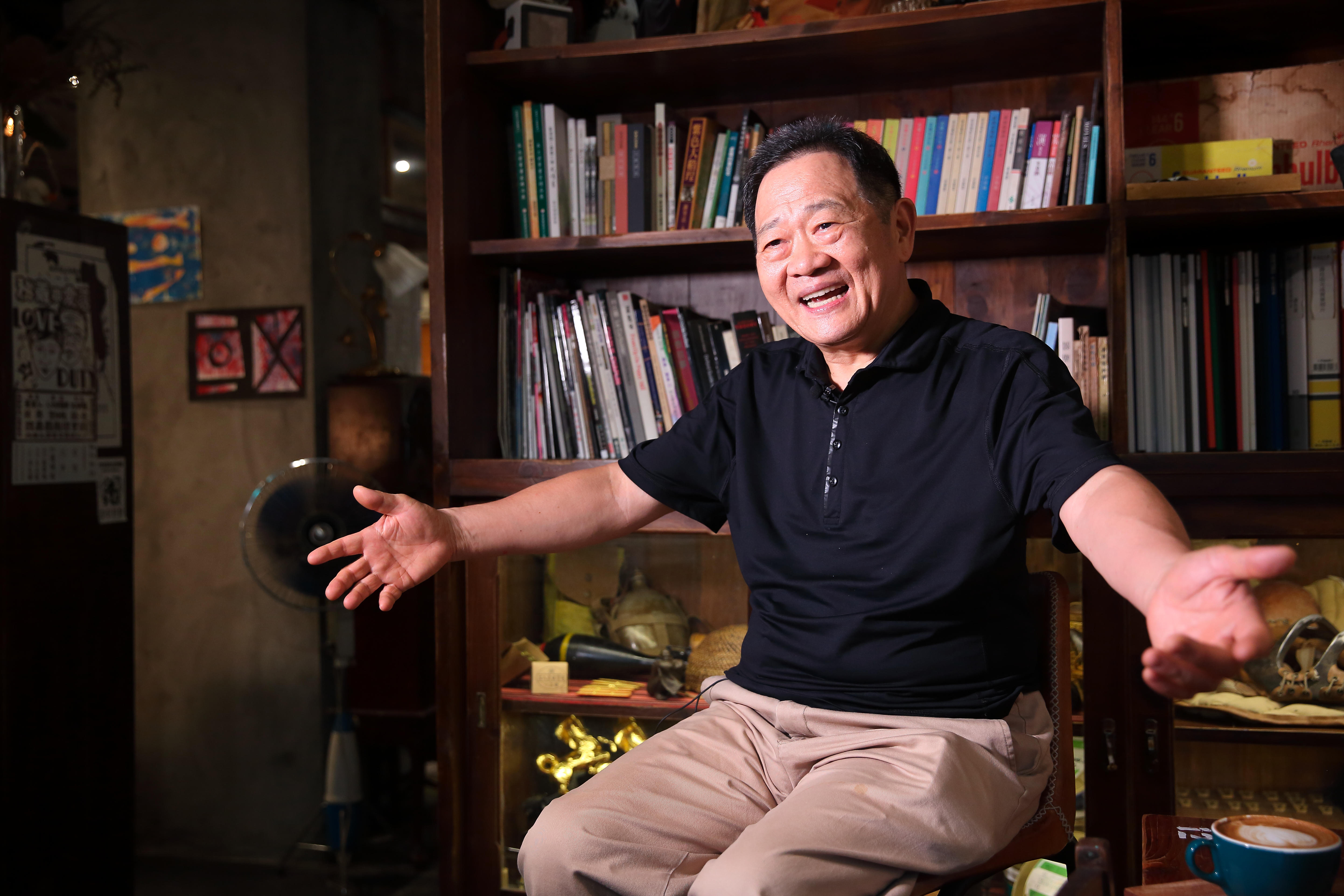 李錫錕赴美攻讀博士時，正值反越戰的解放期，對照台灣正值戒嚴時期，他的身體住進超人，想改變家鄉的正義感很濃烈。