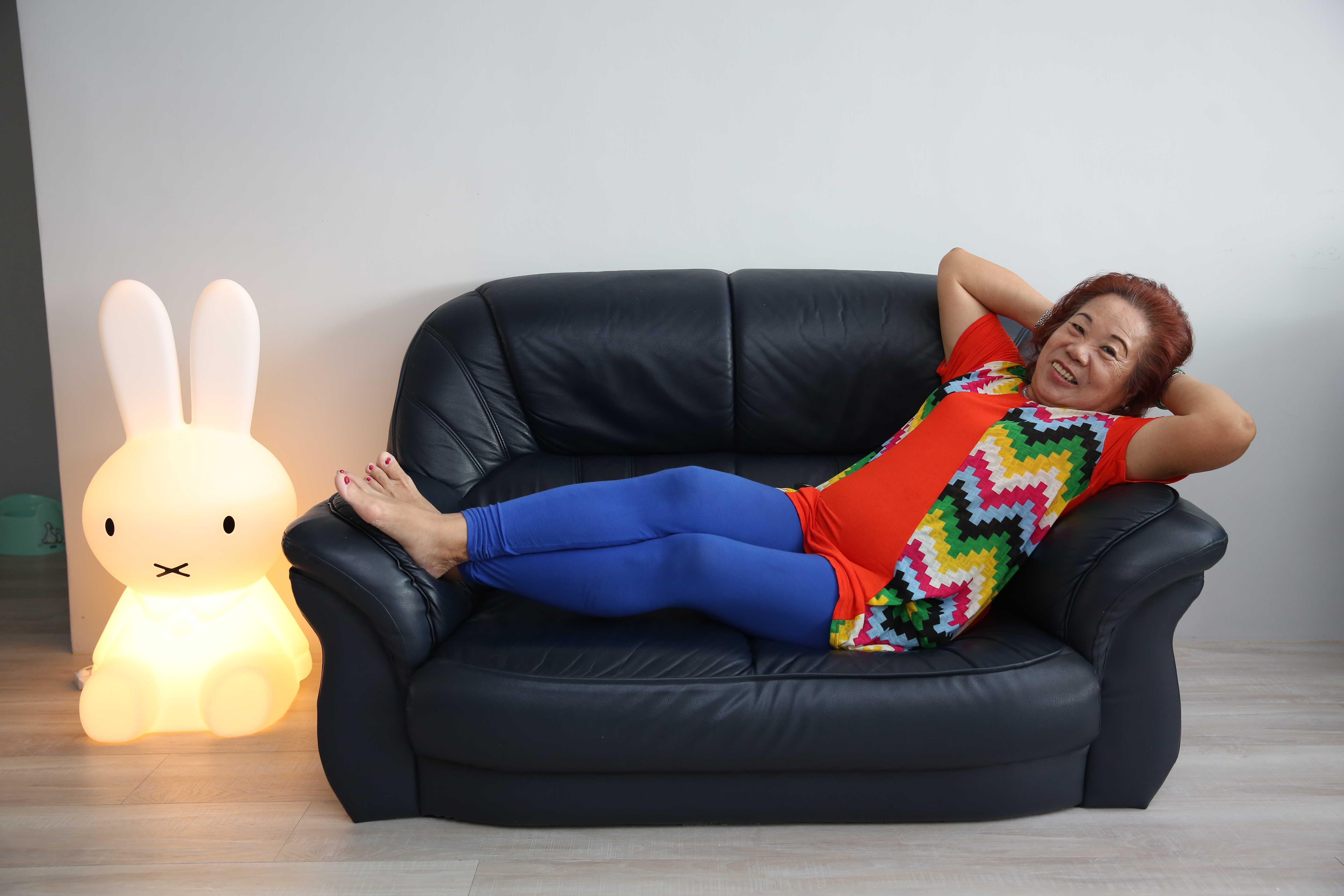 吳錦芳愛美，這幾年終於有機會可以打扮自己，採訪這天，她連腳趾都塗了指甲油。