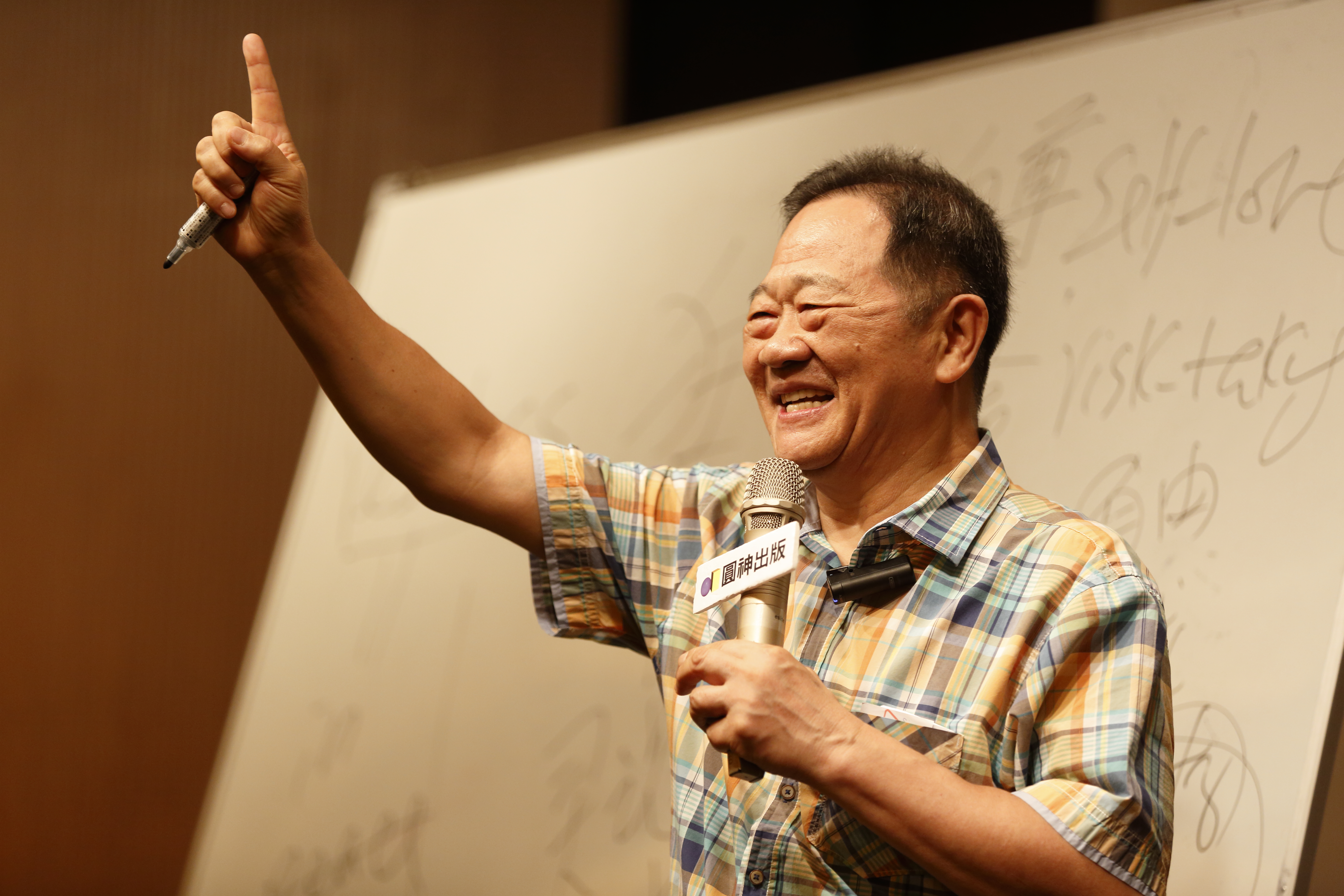 網名「Power錕」的台大教授李錫錕在簽書會上演講時表示，最欣賞的政治人物是前英國首相邱吉爾。