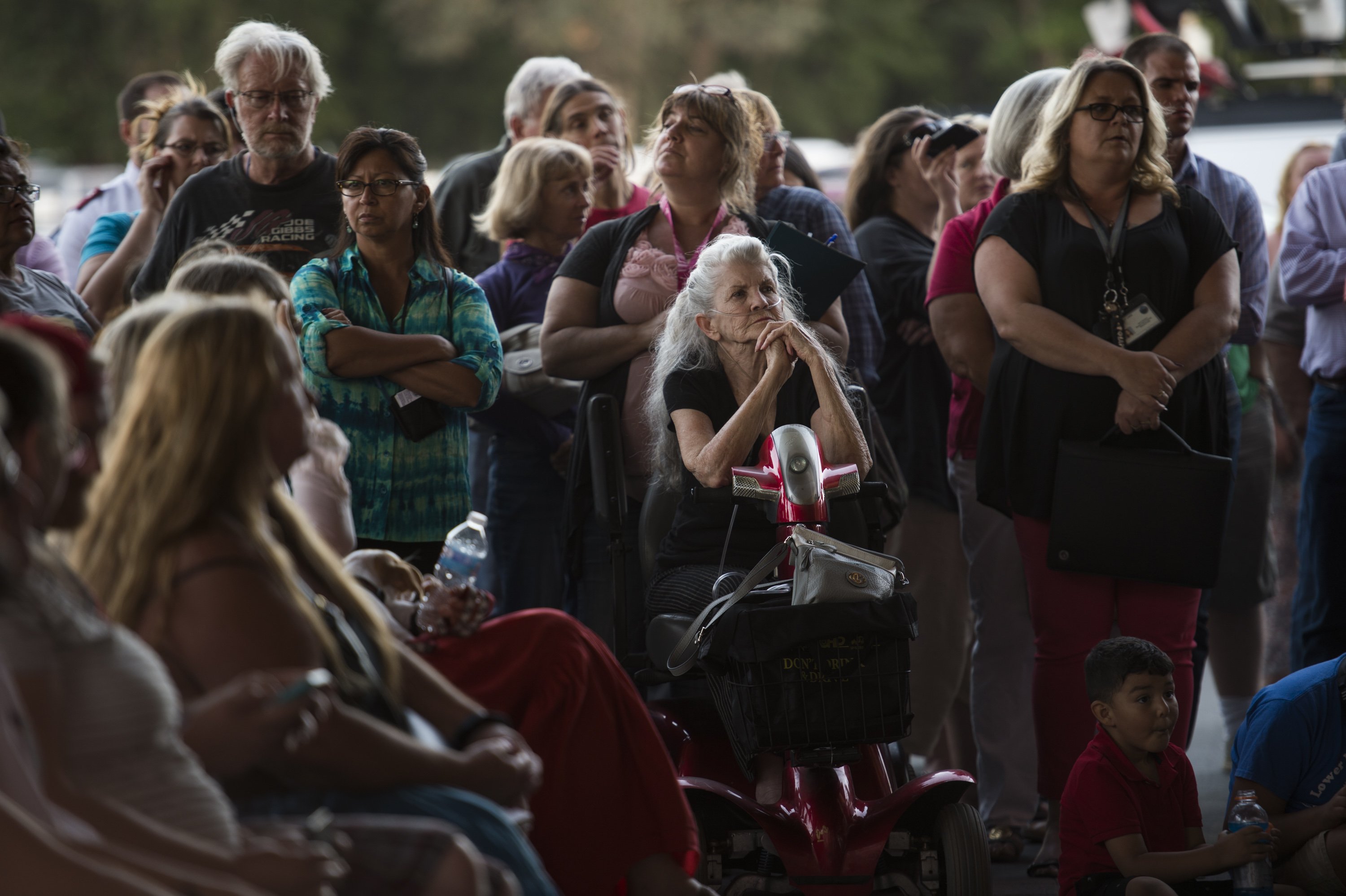 加州森林大火，配合疏散的民眾聚集在臨時收容中心。（東方IC）