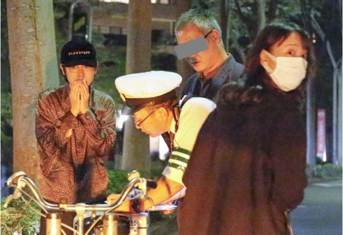 成田凌（左）被拍到當下反應頗萌，戶田惠梨香則出面處理意外。（翻攝《FRIDAY》）