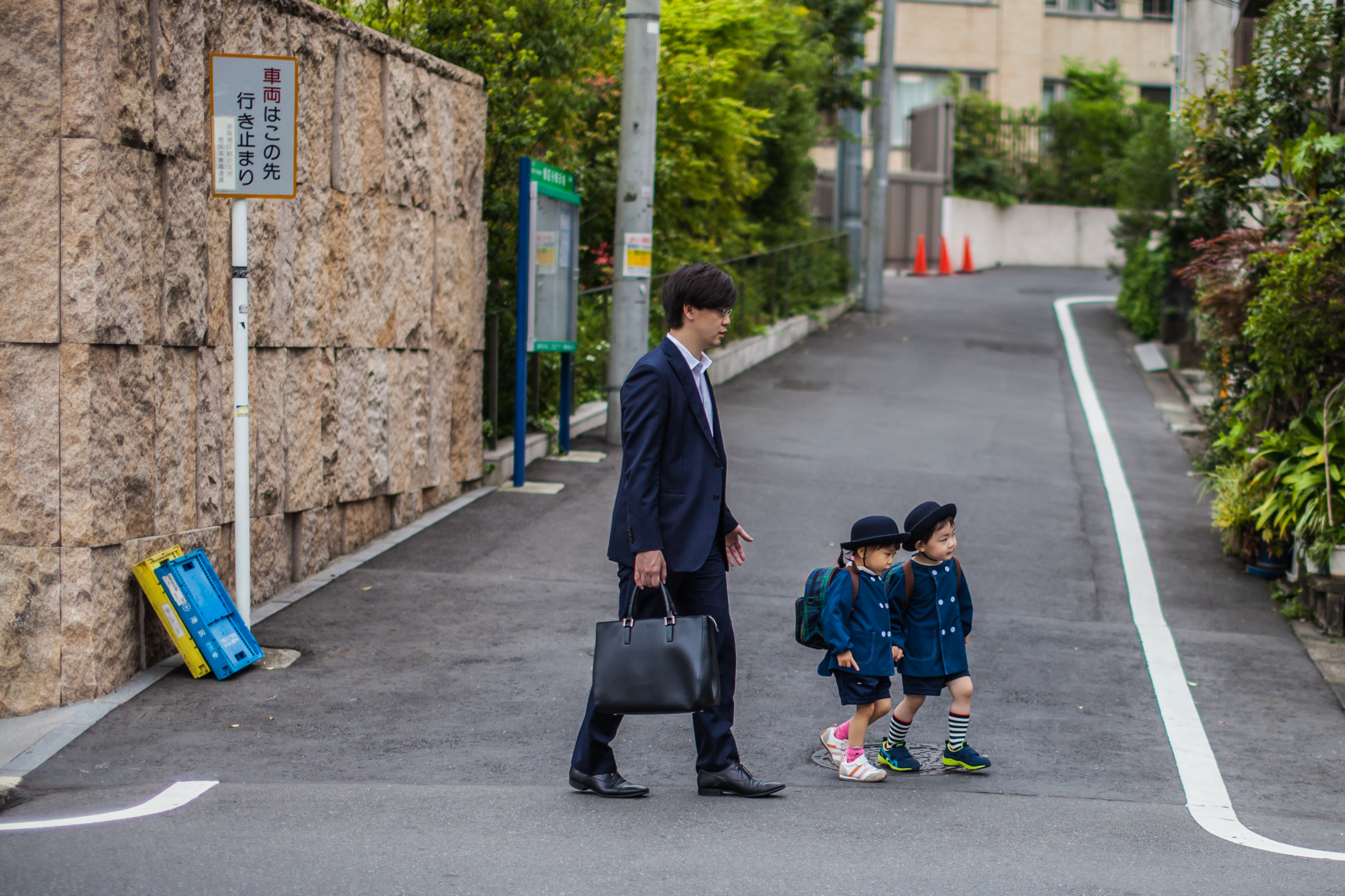 日本的雙薪家庭達1,129萬戶，幾乎是專職主婦家戶數的2倍，但「男主外女主內」的觀念依舊，家事幾乎都是太太包辦，先生通常只負責倒垃圾或送小孩上學。（東方IC）