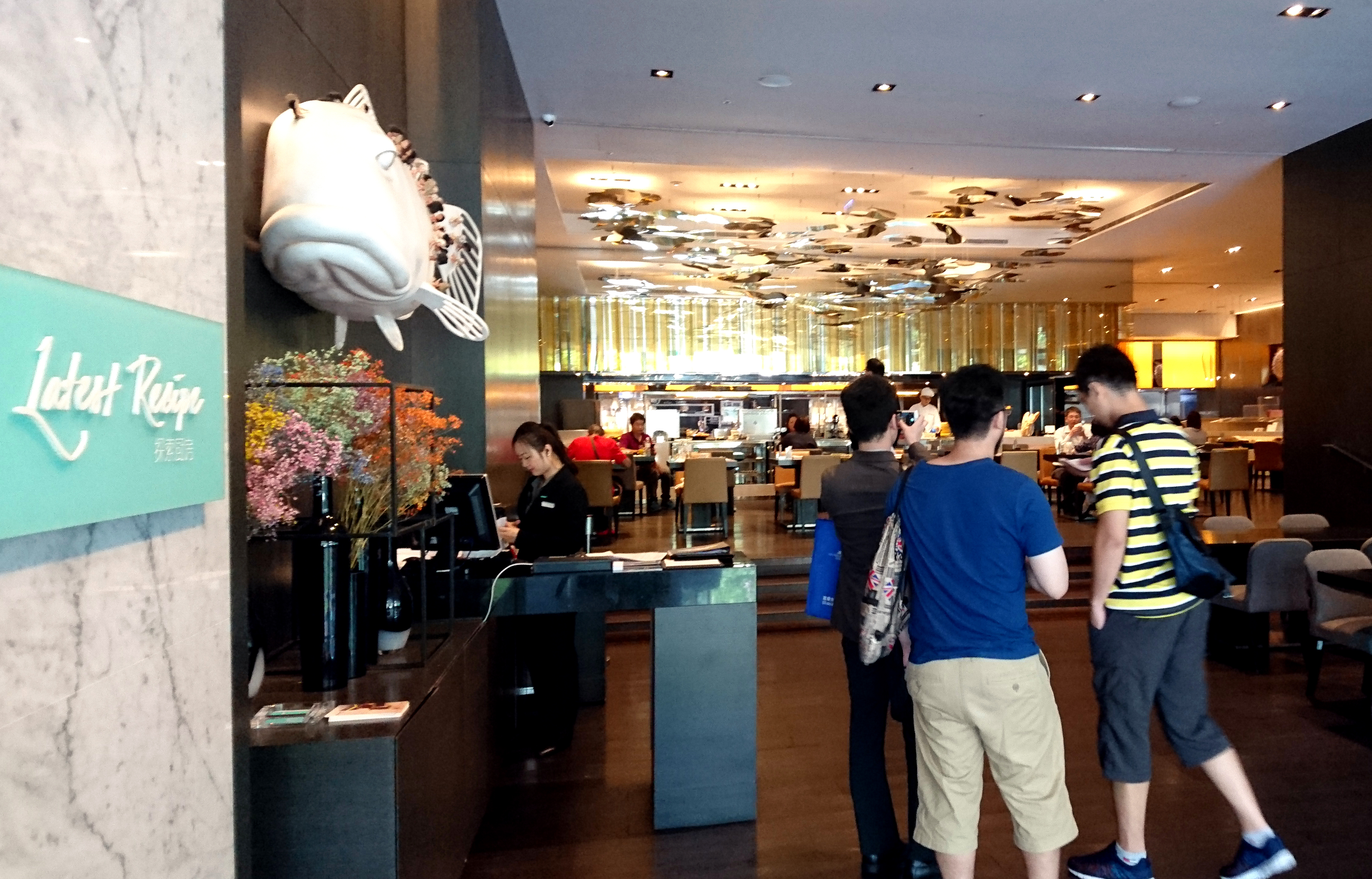 住房跟票房一樣，賣不出去等於利潤為零，毛利較低的自助餐吃到飽就成頂級飯店營收的重要來源，甚至還一位難求。