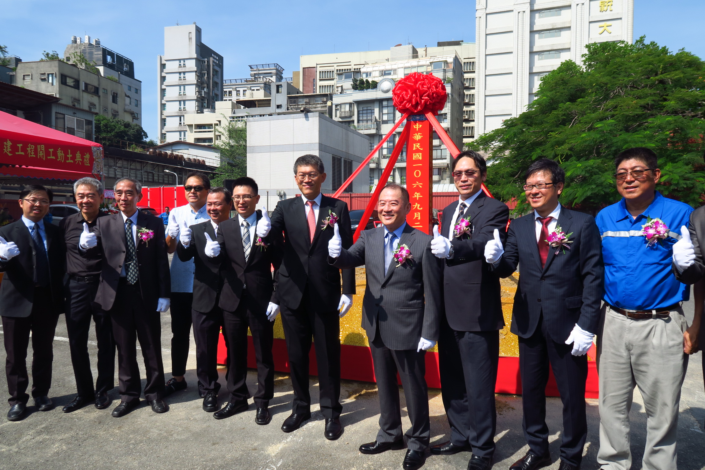 「慘、慘、慘」市場聲浪的另一端卻是「叩、叩、叩」的飯店動土的聲音傳出。有人止血求售，資金雄厚者挾帶著外來資源，先插旗據地。圖為三井不動產集團飯店動工儀式。（三井提供）