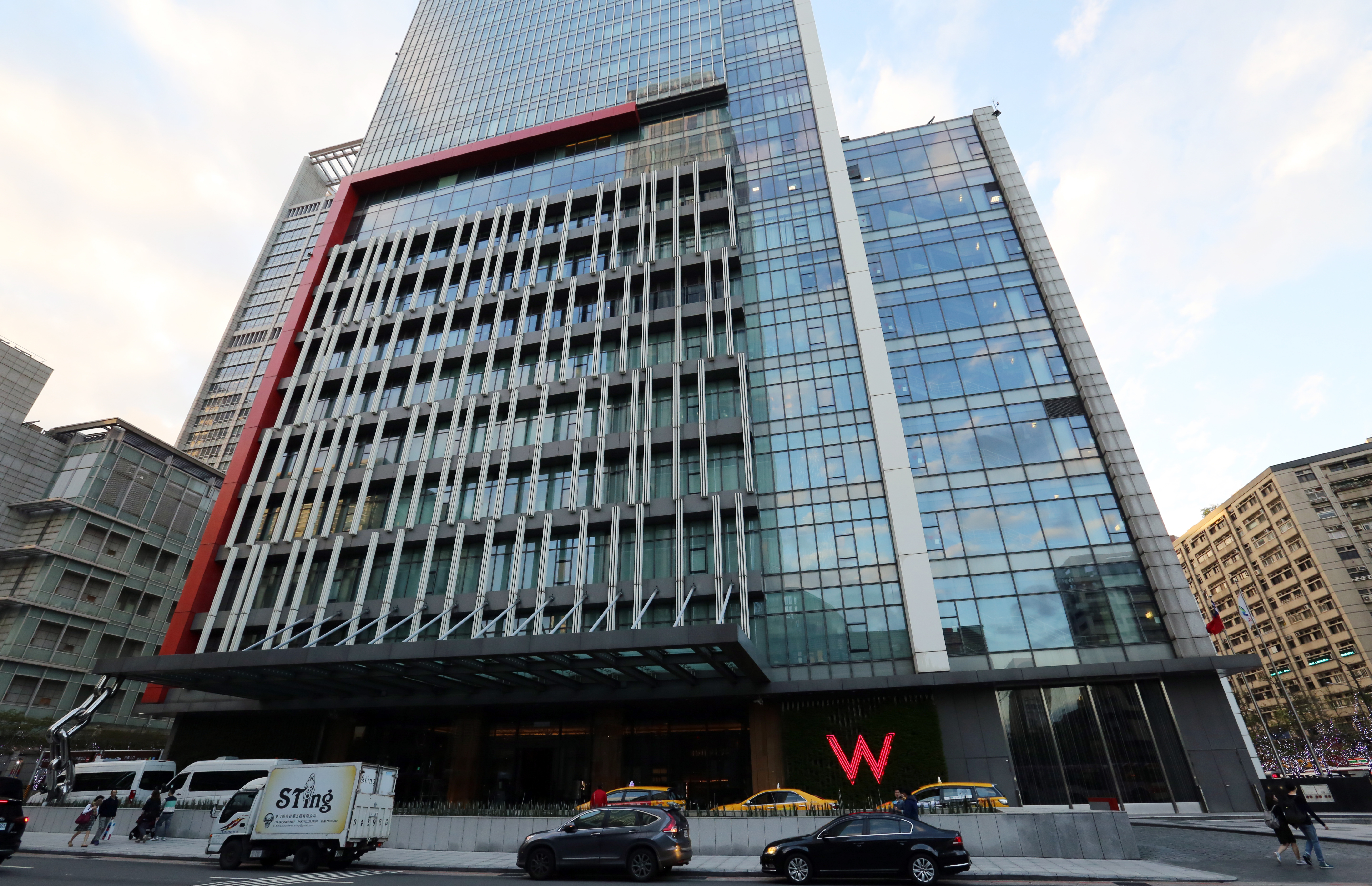 打著潮味設計、在國際連鎖飯店界深受喜愛的W Hotel，受到小模猝死案和客源衝擊，房價也小掉約千元。