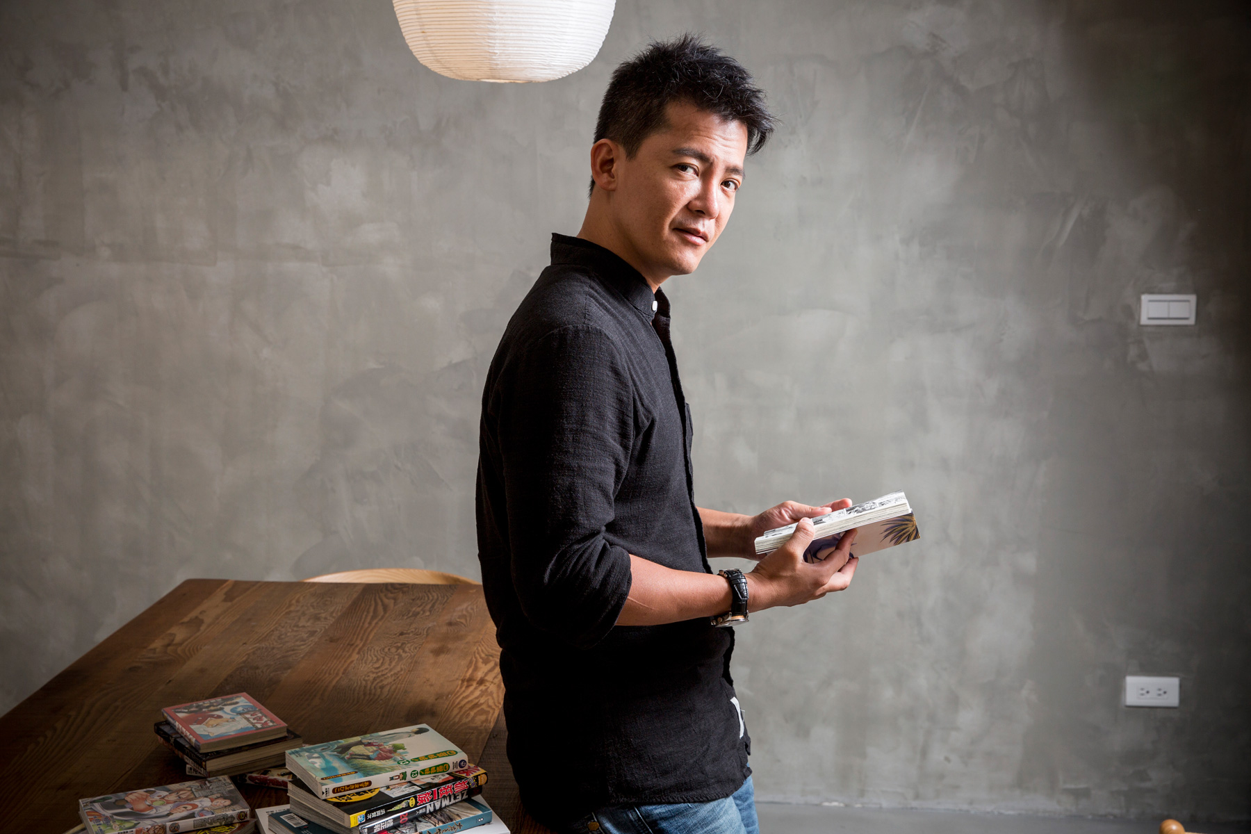 謝哲青不只愛看書,也愛看漫畫;他把漫畫當作是正餐之外的甜食,用來調劑身心。