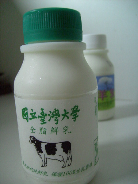 台灣大學已於2007年至2008年間，已向智慧財產局申請註冊「台大」「臺大」商標，圖為台大販售的鮮乳。（翻攝自網路）