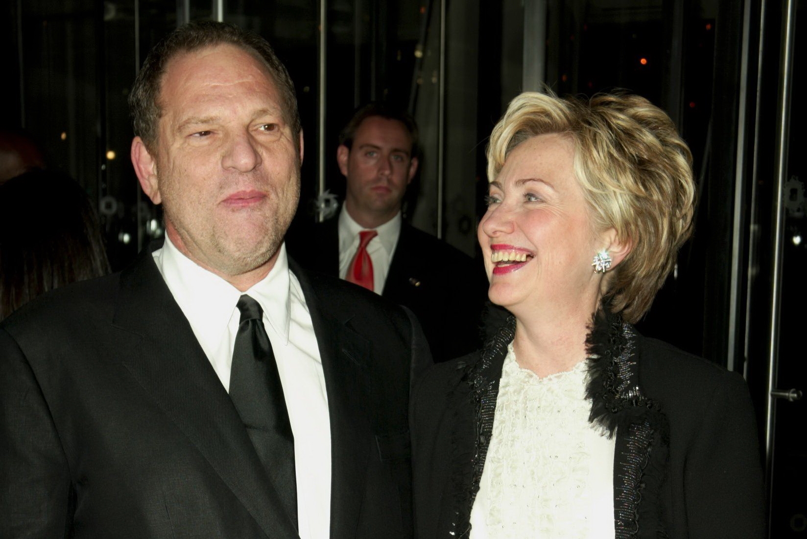 哈維韋恩斯坦（左）是民主黨的長期金主，希拉蕊柯林頓（右）競選總統時更有他大力贊助，在哈維出事後，希拉蕊沉默數日後發聲明譴責。（東方IC）