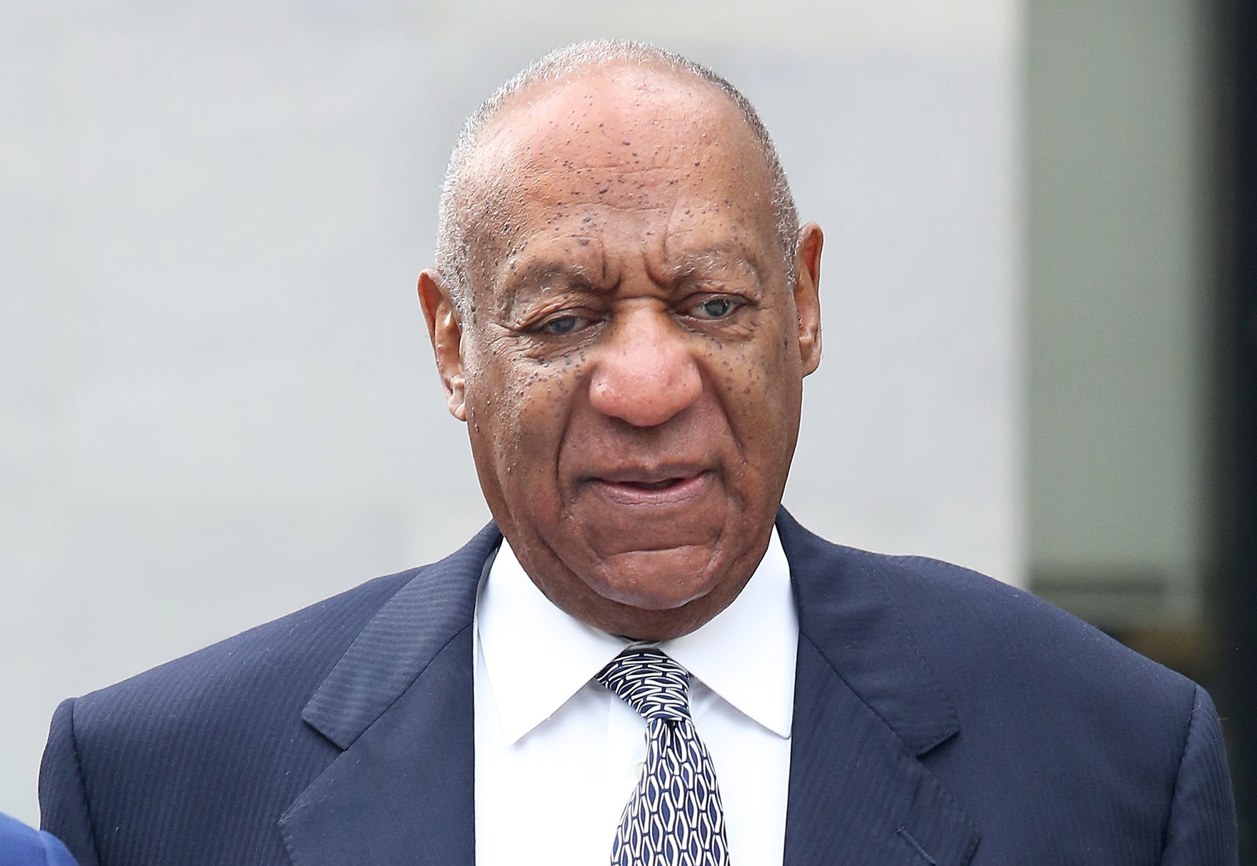 「天才老爹」比爾寇斯比40年來性醜聞不斷，但他打出高齡又失明的同情牌，最近一次官司以審判無效收場。 （東方IC）