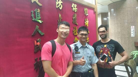 36歲的西班牙米姓工程師(右1),在台灣警察的幫助下找回手機,不禁以中文大讚:「台灣警察太神啦!」(警方提供)