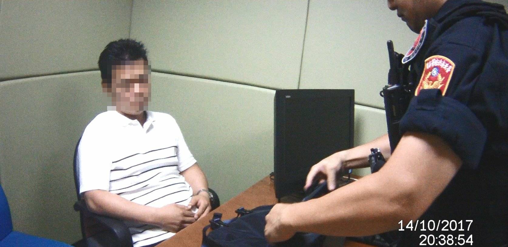  32歲在日本從事電器工程的市姓男子（左），躲在麻辣火鍋店廁所伺機偷拍民眾如廁。（警方提供）