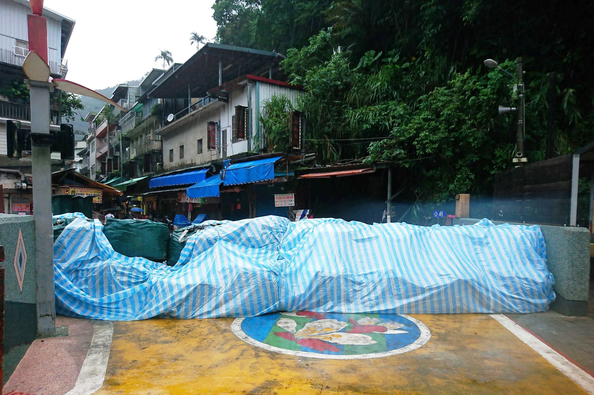 因「卡努」颱風外圍環流與東北季風共伴效影響讓烏來連日豪雨。（翻攝畫面）