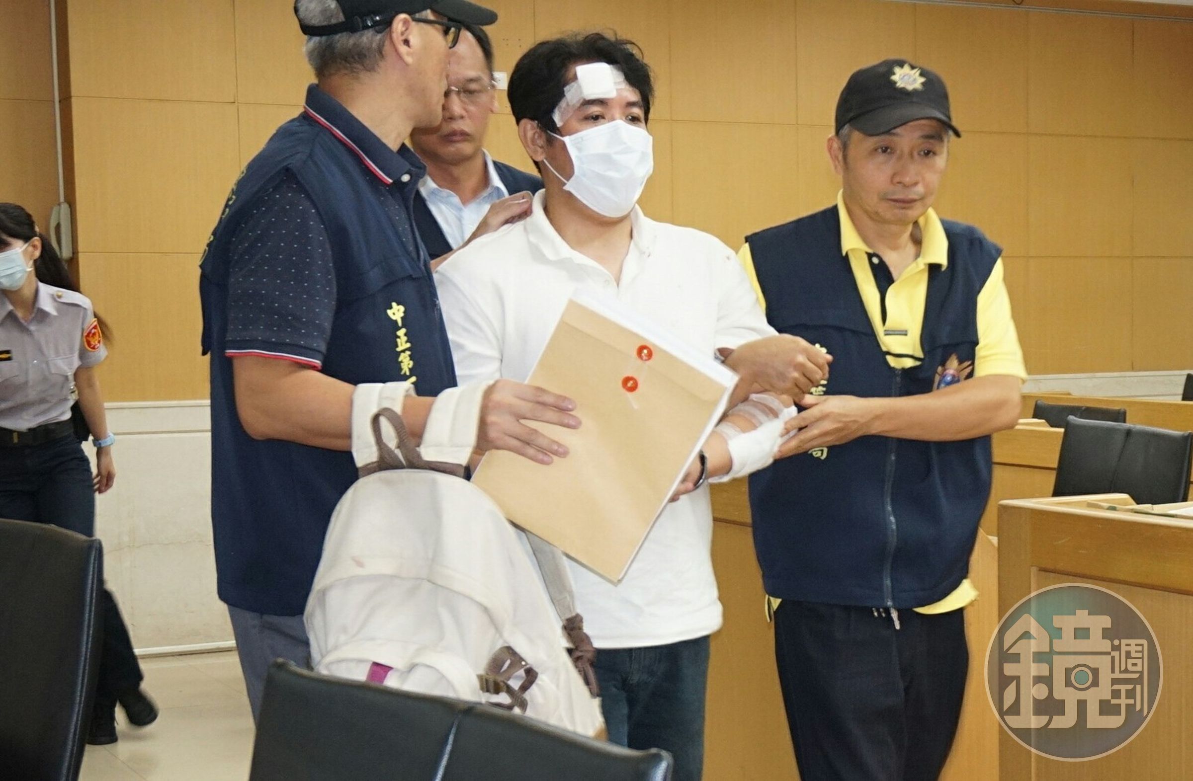 男子呂軍億（中）8月間闖總統府砍傷憲兵，遭起訴求刑7年，法官裁定續押。