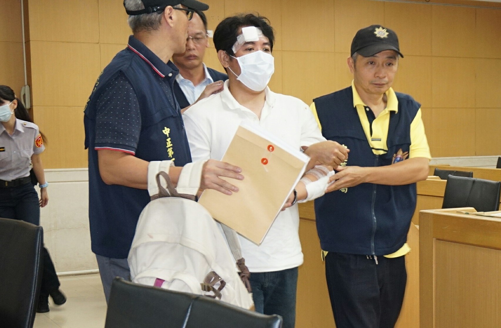 男子呂軍億（中）8月間闖總統府砍傷憲兵，遭起訴求刑7年，法官裁定續押。