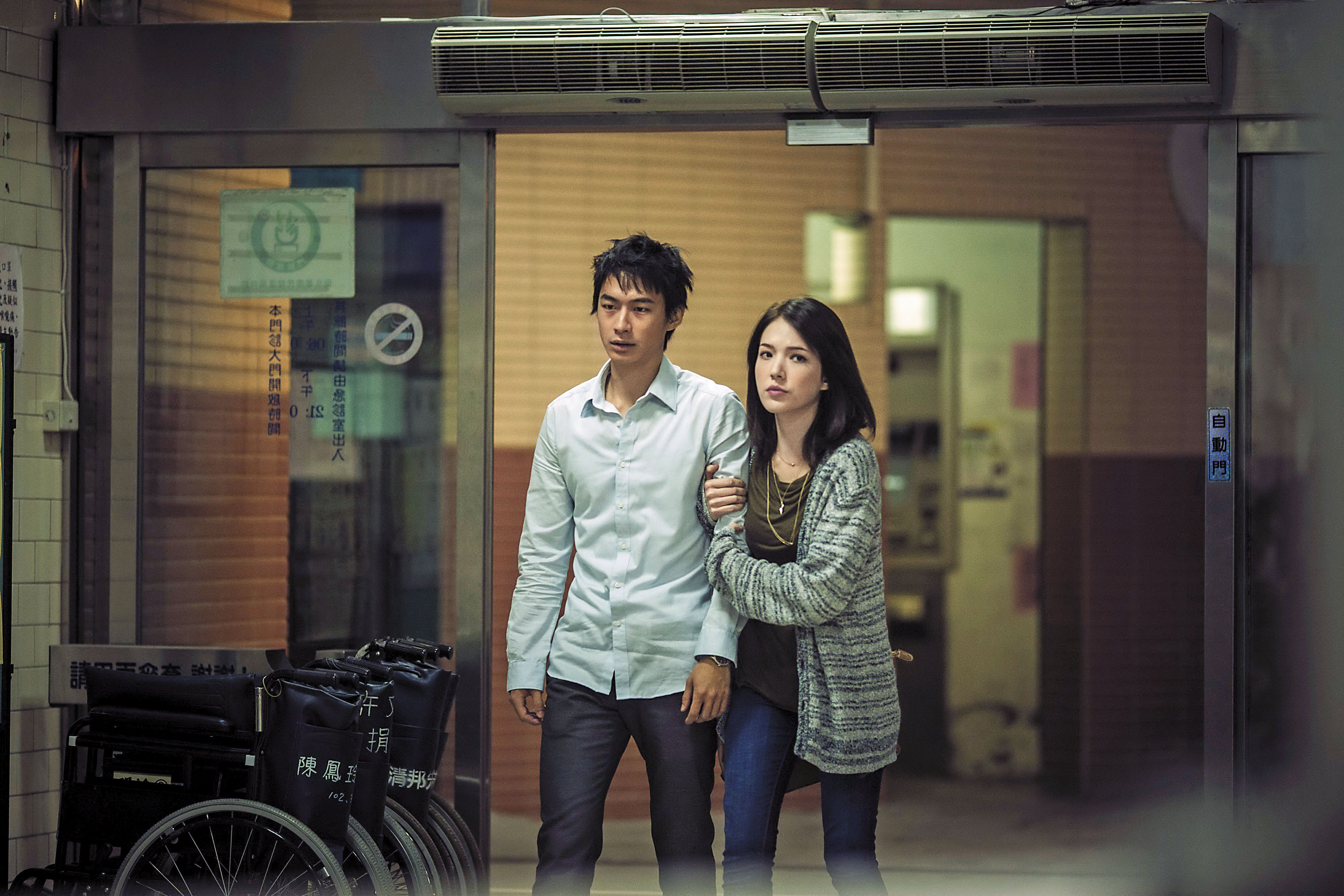 最近《紅衣小女孩2》提名金馬獎女主角的獎項時，許瑋甯屈居女配角但入圍。左為黃河。