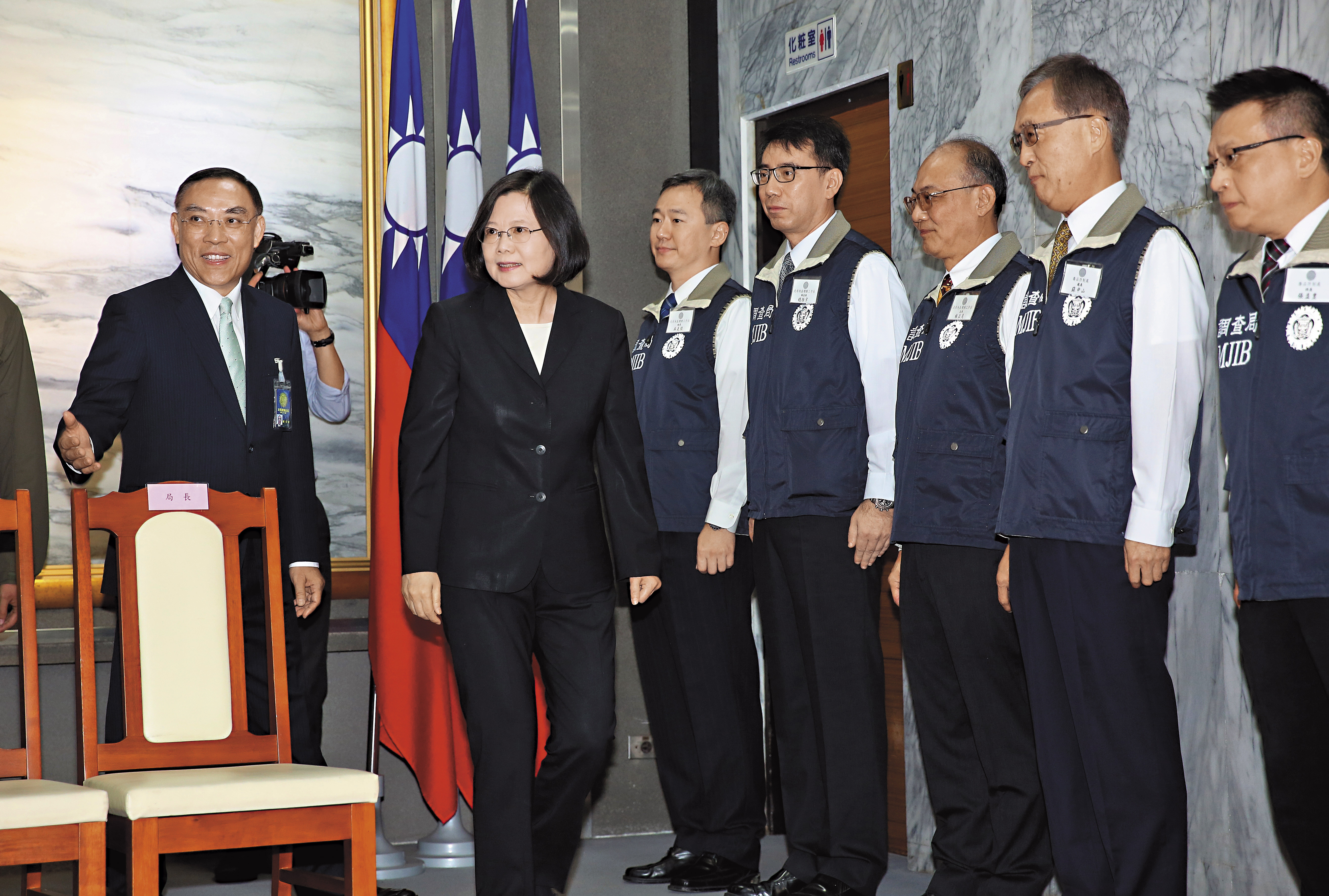 調查局長蔡清祥（左1）嚴格執行蔡英文（左2）總統「毒品零容忍」政策，將掃毒列為重要工作。