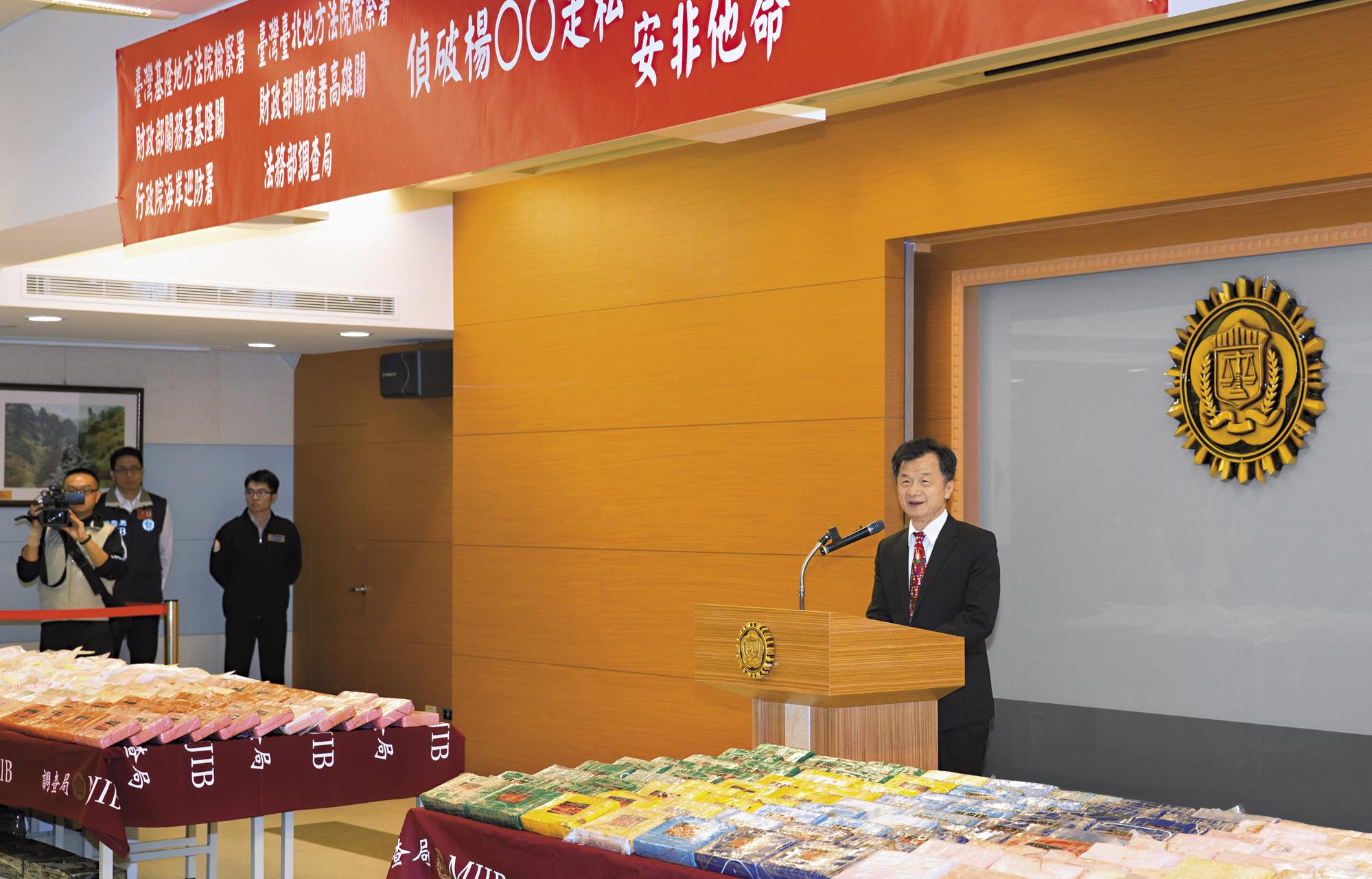 法務部長邱太三被總統蔡英文召見後,立即召集檢警調會商,拿出相關資料打臉杜特蒂。
