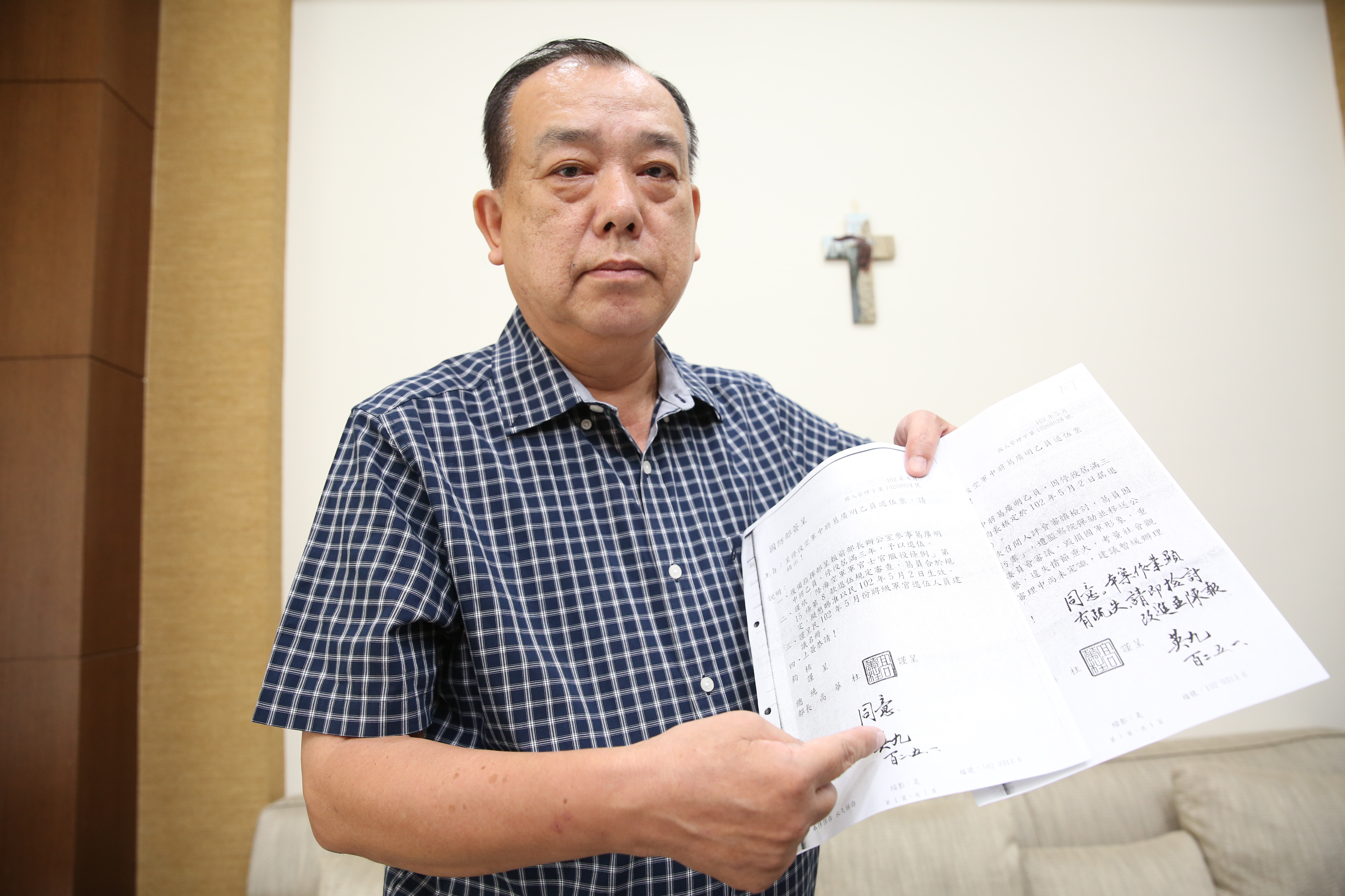 葛廣明拿著公文，痛批高華柱偽造文書，明明沒開人評會，卻登載不實。