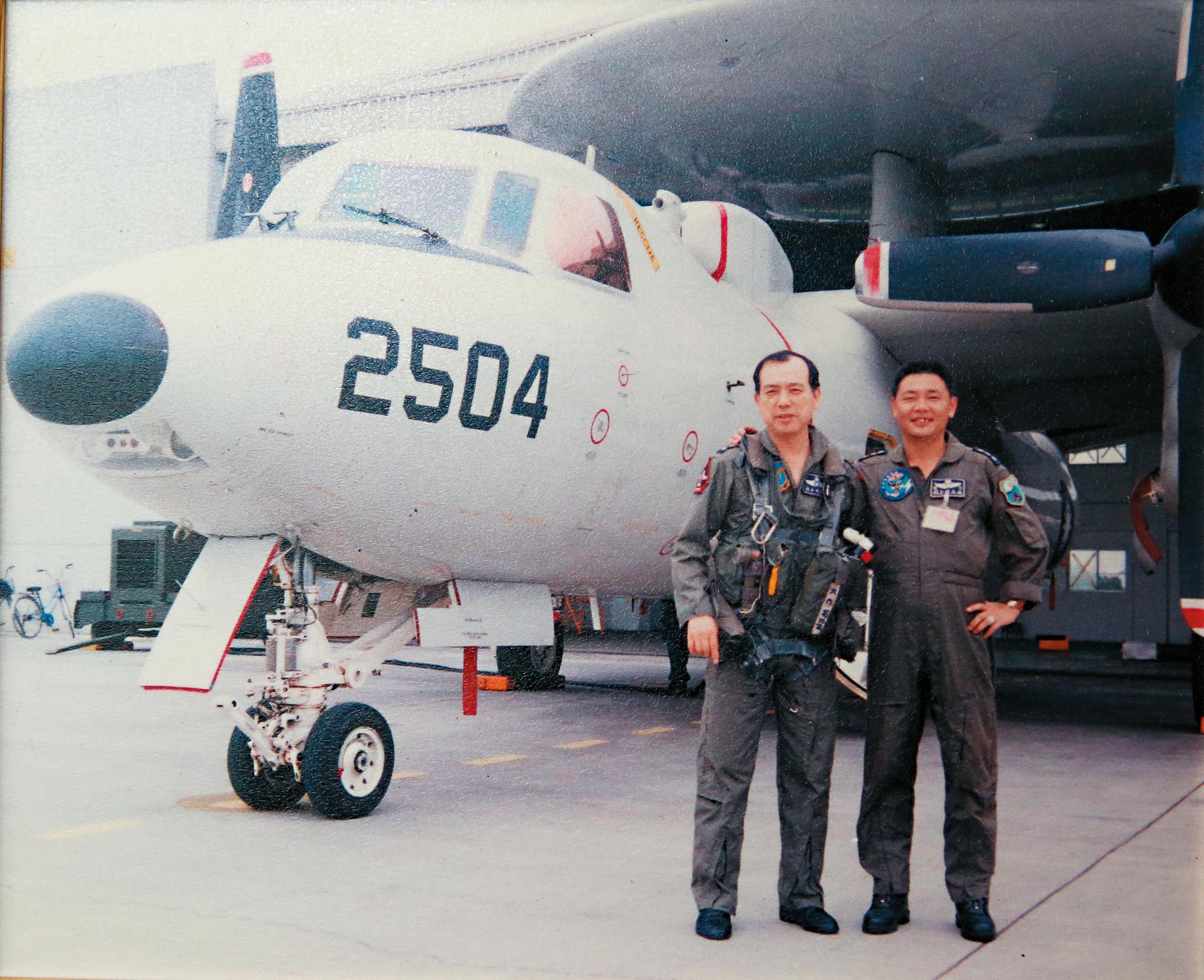 葛廣明(左)是空軍技術一流的飛官,也是IDF經國號戰機的測評種子教官。(葛廣明提供)