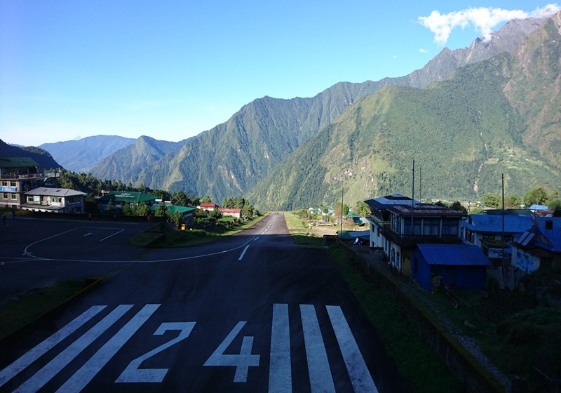 尼泊爾盧卡拉的「丹增希拉瑞機場」，跑道只有460公尺長，另一端為斷崖，堪稱世界上最危險機場。