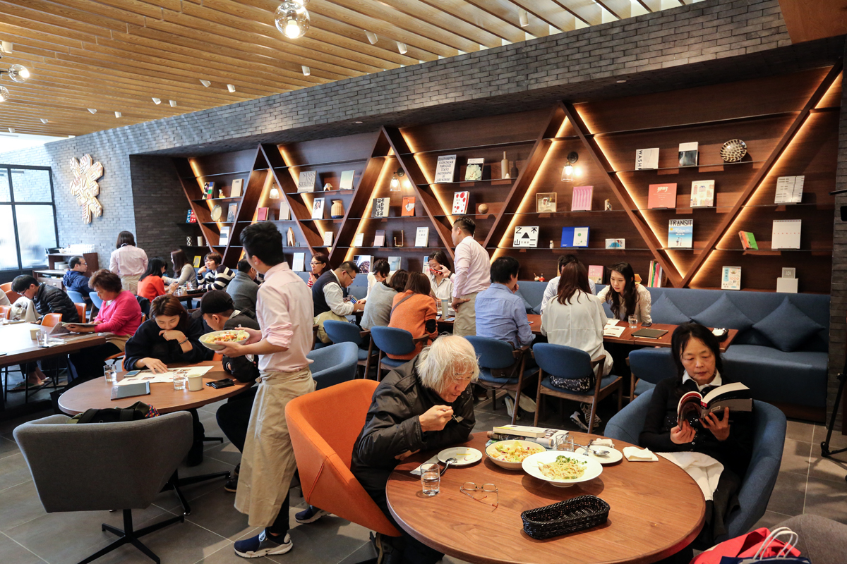 中環與日本蔦屋書店合作,在統一時代百貨開出第一家店。