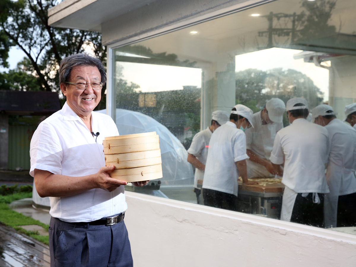 翁明顯因懷念鼎泰豐小籠包味道，特別設立「康迎鼎」。