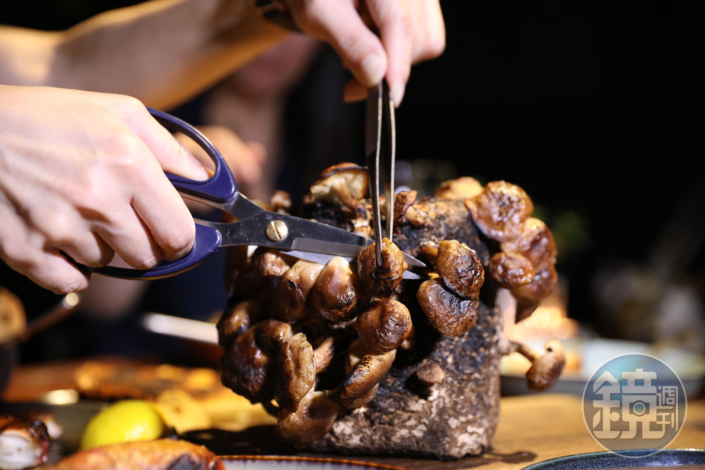 整顆上桌的炭烤香菇是「The Chop Chop Club」的招牌菜，附上剪刀、鑷子，一朵朵自己剪來吃，很有意思。