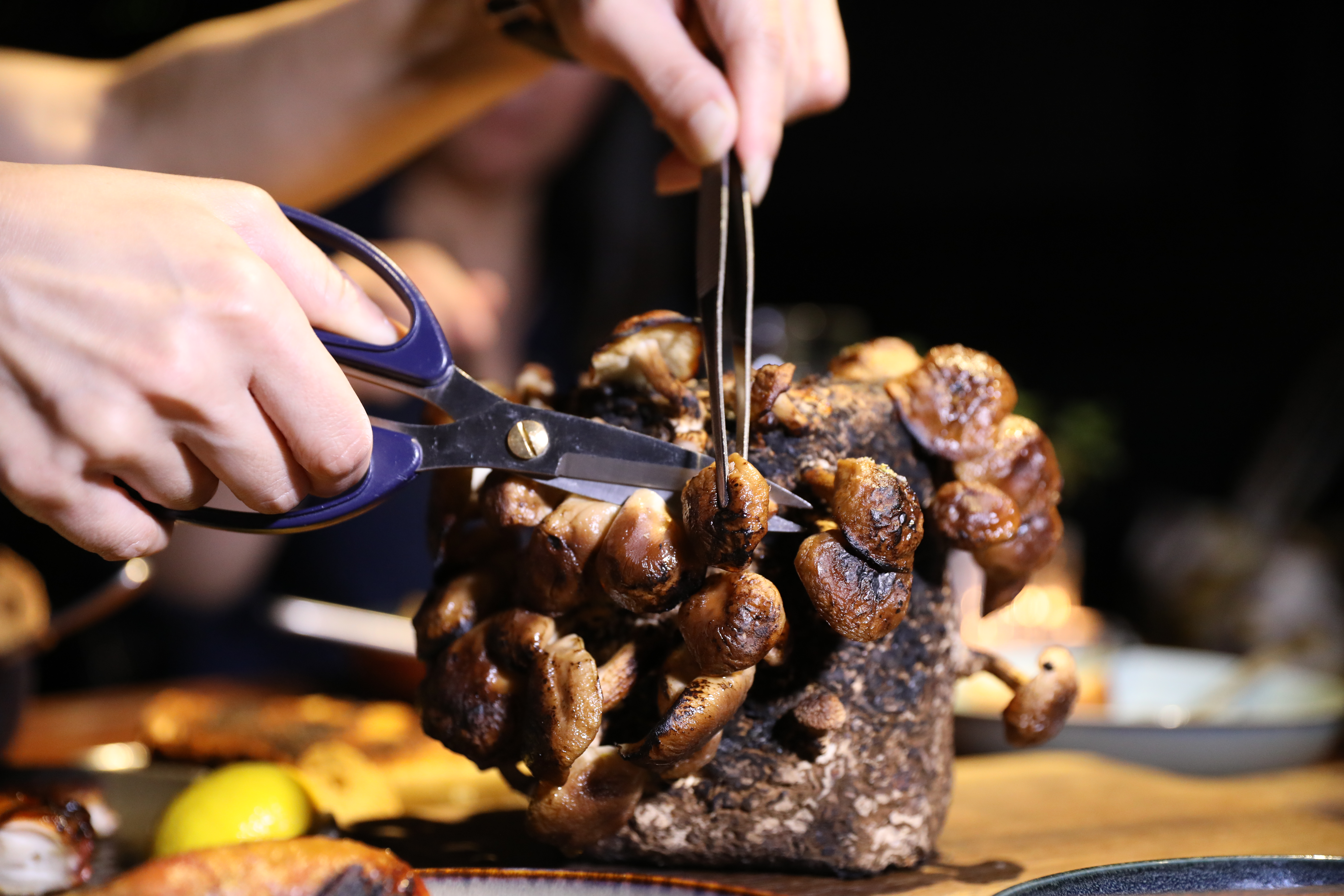 整顆上桌的炭烤香菇是「The Chop Chop Club」的招牌菜，附上剪刀、鑷子，一朵朵自己剪來吃，很有意思。