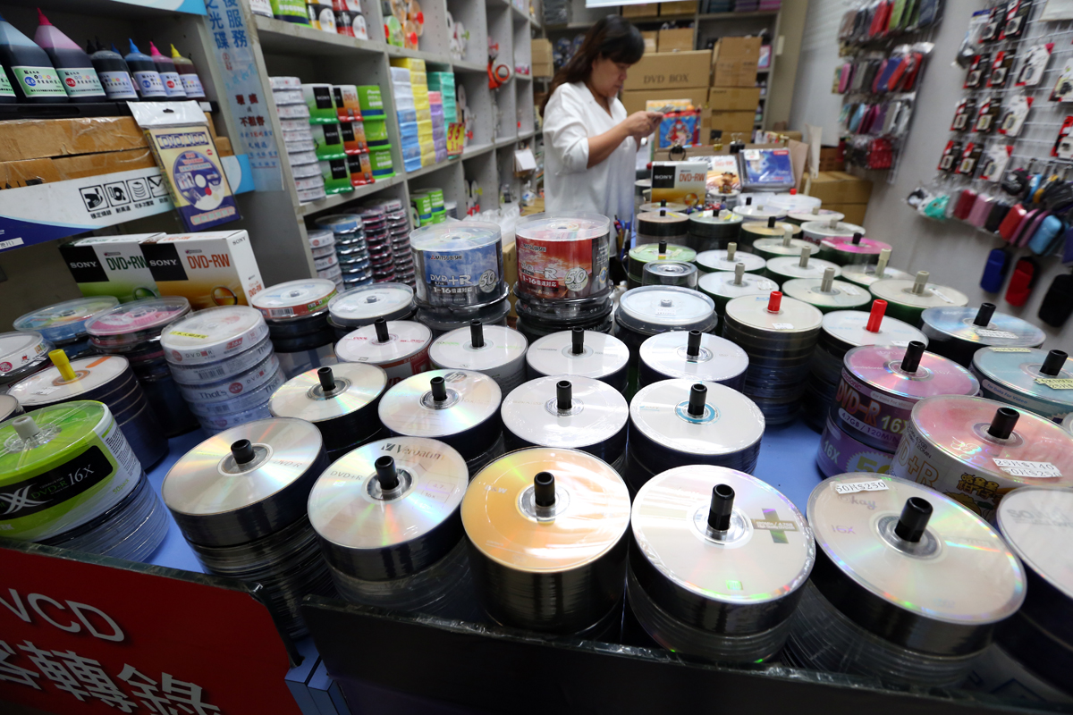 74歲的翁明顯，認為光碟業即將看到曙光。