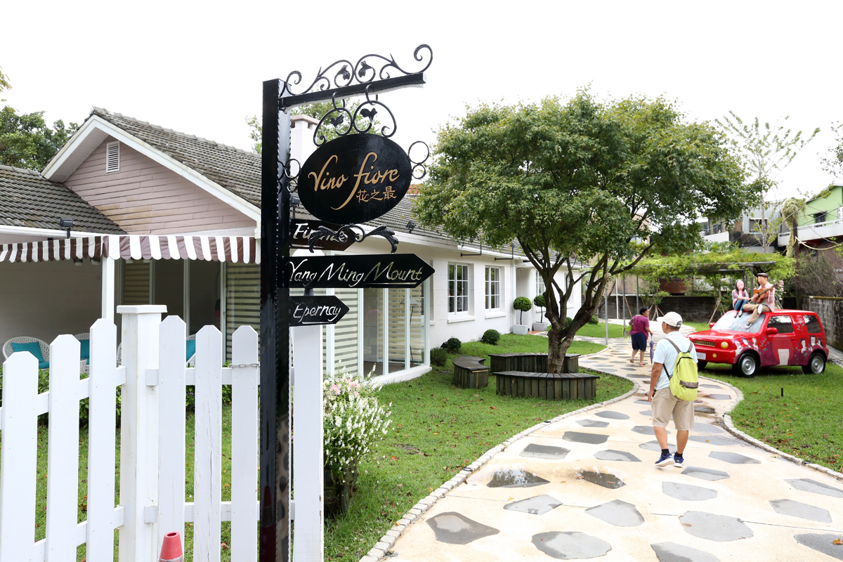翁明顯將陽明山上的美軍宿舍翻新，開出餐廳「花之最」。