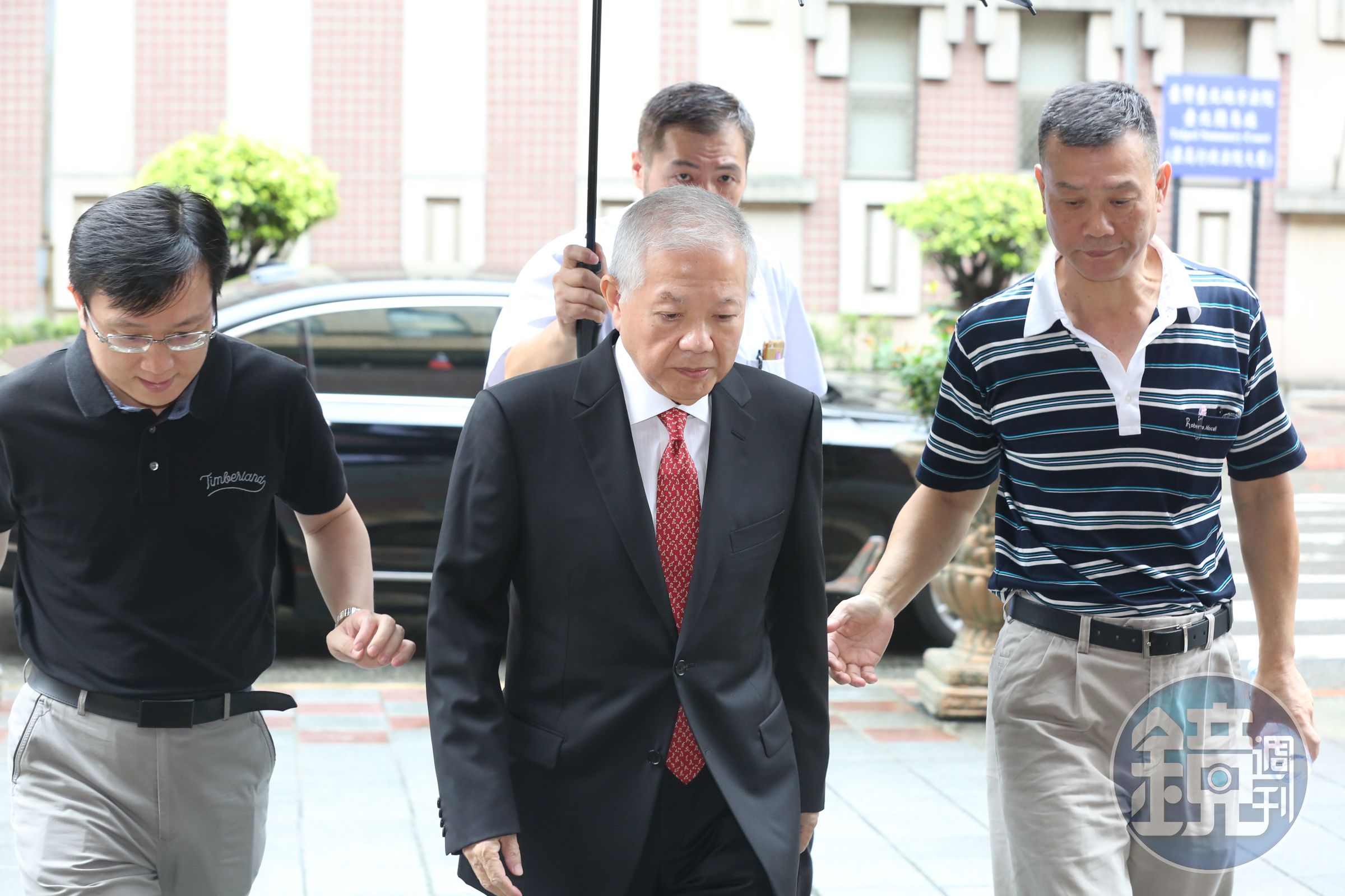 永豐金前董事長何壽川（前）涉超貸三寶建設弊案，台北地院首度開庭，他否認犯罪，但遭共犯認罪打臉。