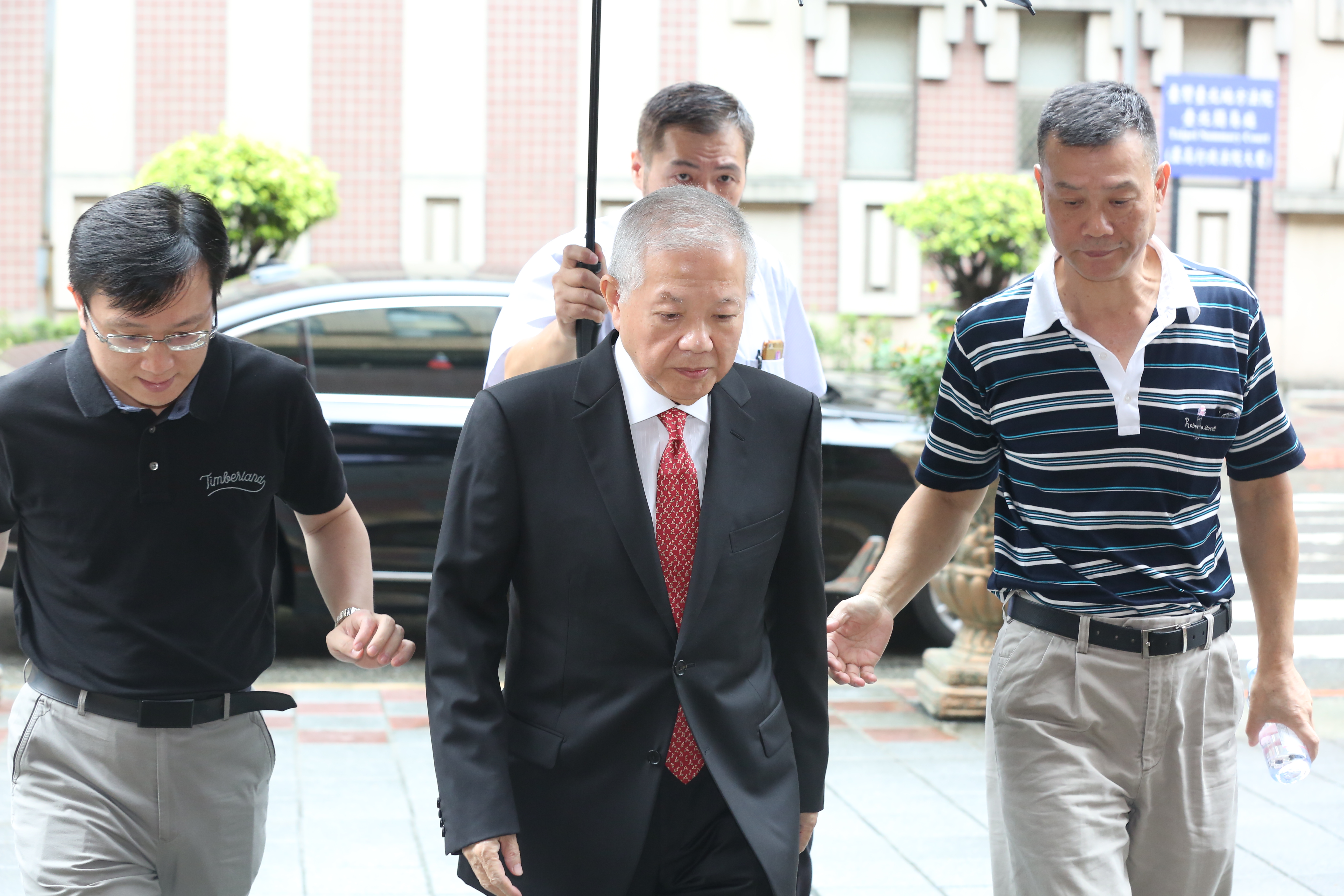 永豐金前董事長何壽川（前）涉超貸三寶建設弊案，台北地院首度開庭，他否認犯罪，但遭共犯認罪打臉。