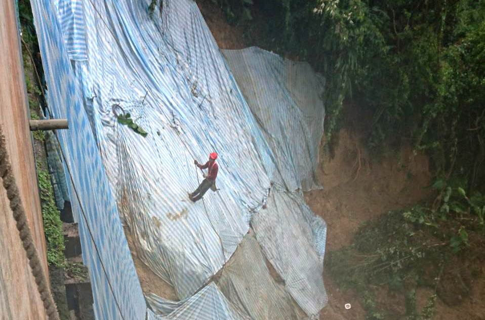 汐止東勢街坍方面積達3個籃球場，工務局進場修復，並查出釀災禍首為違建泳池。（工務局提供）