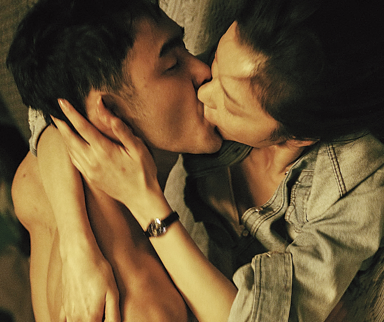 10月初，阮經天（左）和中國超模杜鵑（右）的激情床戲劇照被瘋傳。（東方IC）