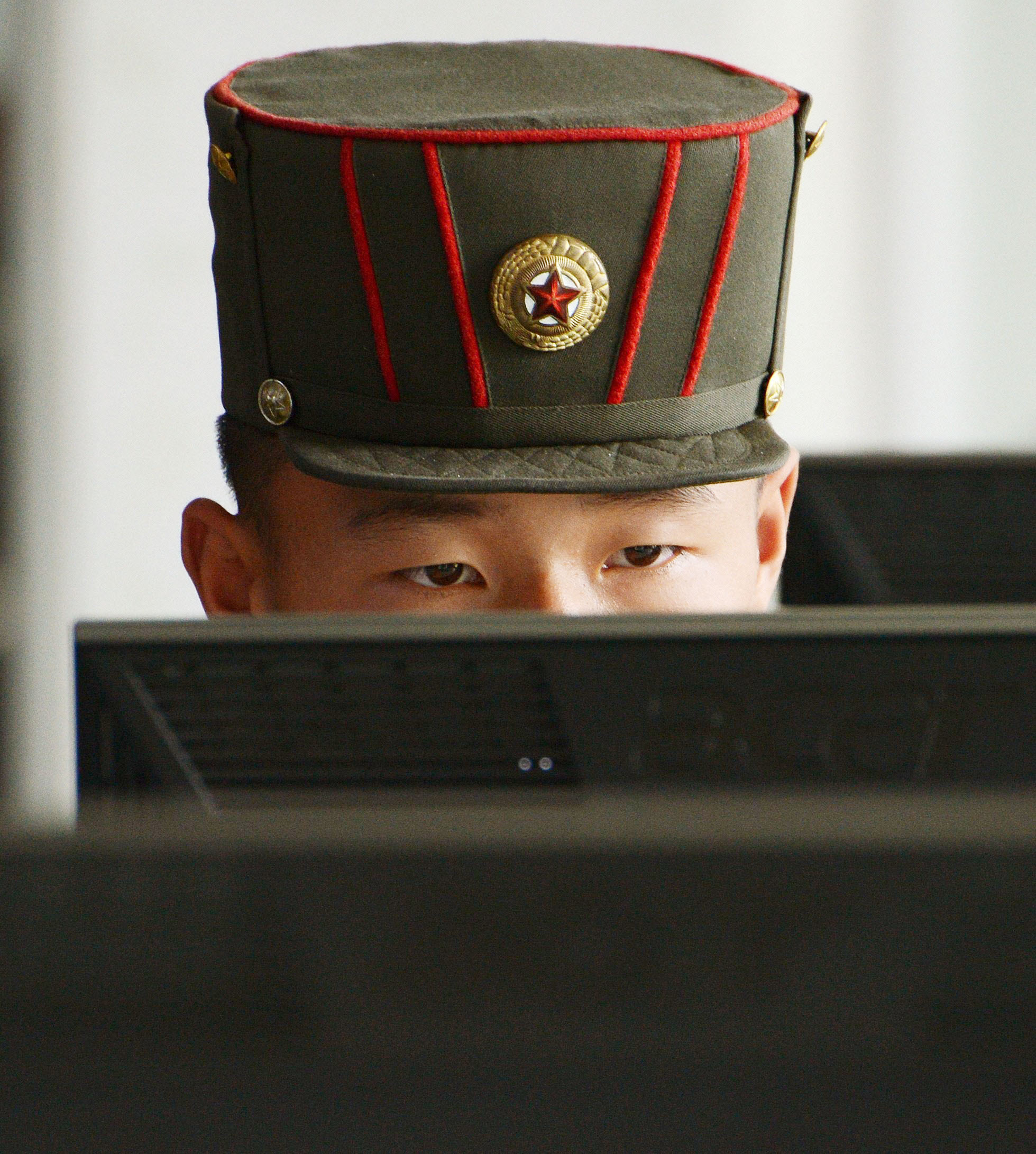 北韓平壤，萬景台革命學院的一名學員正在使用電腦。（東方IC）