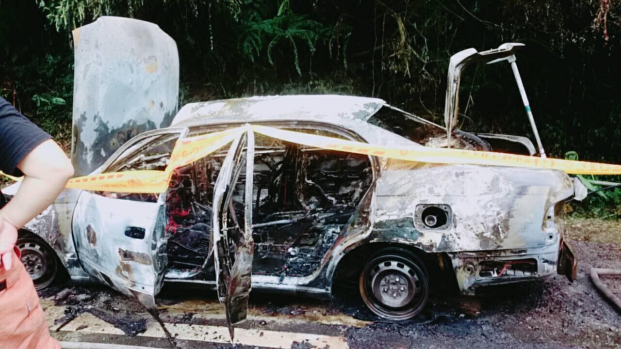 黃男修車途中被打開的引擎蓋砸暈，接著整輛車起火，燒得僅剩骨架。（消防提供）