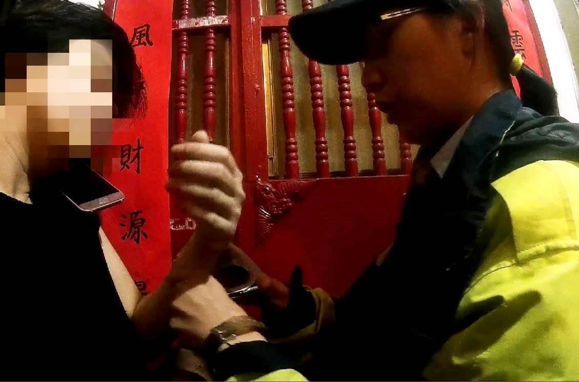 報案的陳女被女警上銬逮捕歸案。（警方提供）