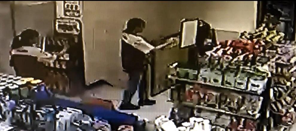 機警的超商店員及時勸阻被害人將款項匯給詐騙集團。（刑事局提供）