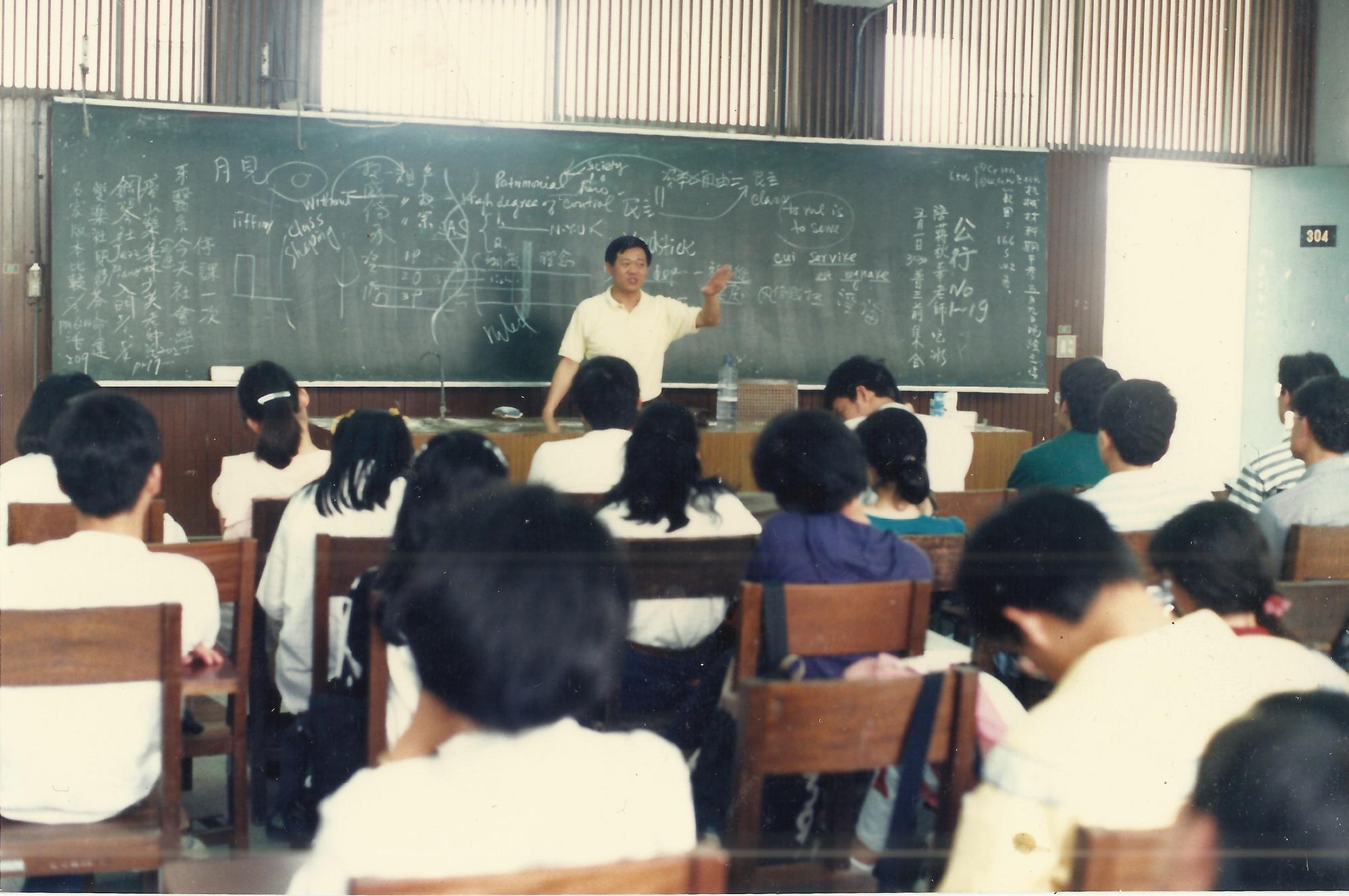 1989年李錫錕參選台北縣長落選後,為了4年後再戰,他辭去正職教授,專心經營選民關係,轉兼任教授至今。(李錫錕提供)