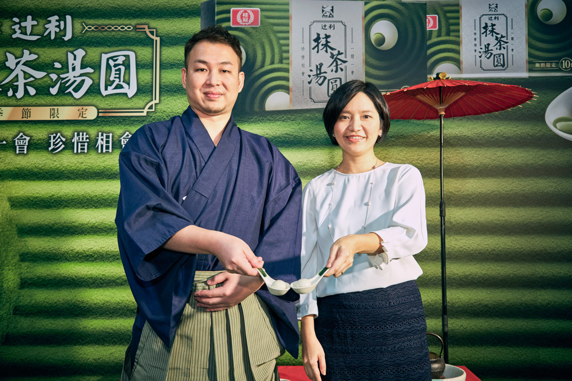 桂冠新任總經理王亞倫（右）與辻利茶舖台灣總經理內田翔太郎，以湯匙碰湯匙形式，象徵雙方合作。（桂冠提供）