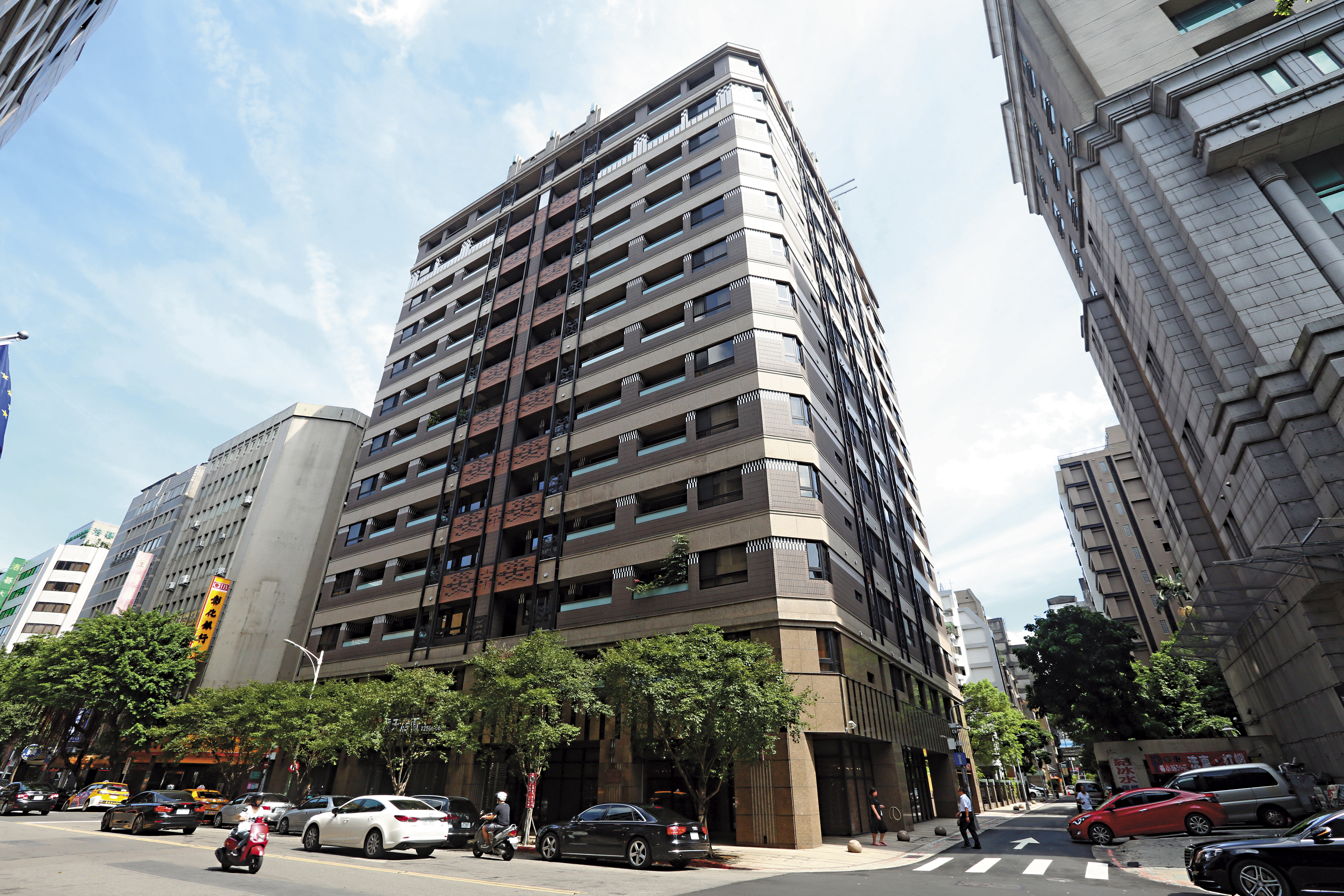 娜塔莎名下已有2戶豪宅,卻還經常出入北市林森北路上的遠雄首府豪宅(圖),疑有其他富商受害。