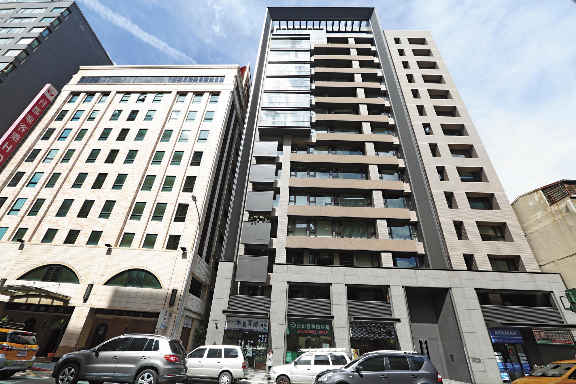 上市公司富二代按月匯款給娜塔莎,還出資1,800萬元當頭期款,讓她買下北市長春路「忠泰極」豪宅。